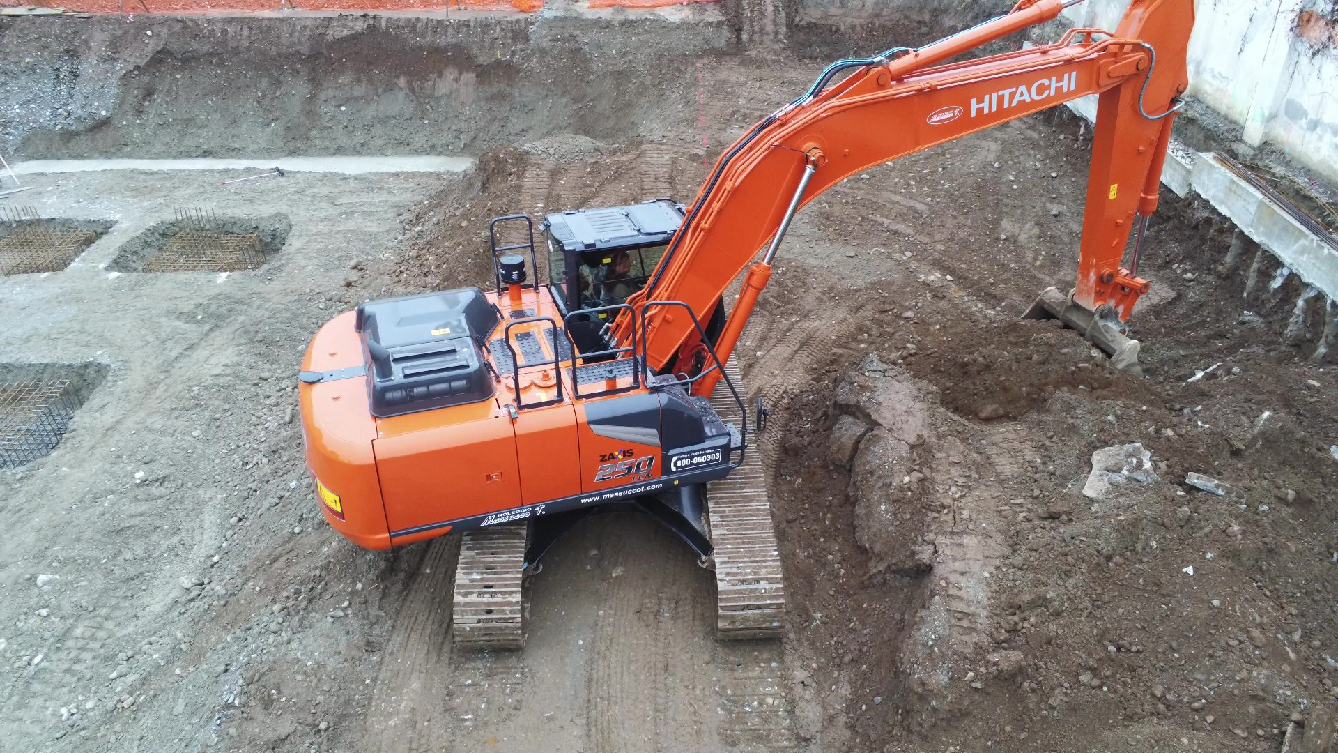 Hitachi ZX250LCN-7 è adatto per scavi impegnativi