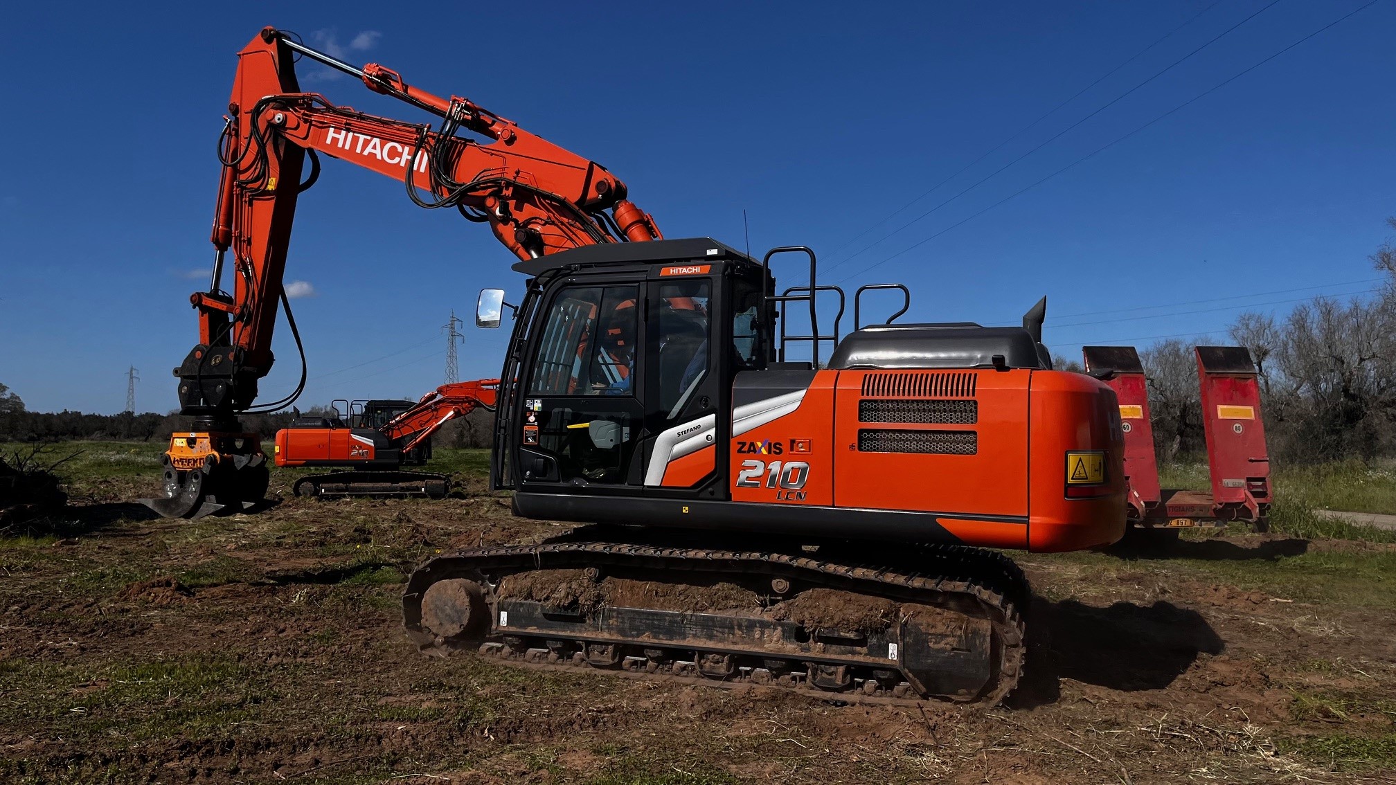 ゆき　① HITACHI. Gli escavatori ZX ancora protagonisti. Per le rinnovabili