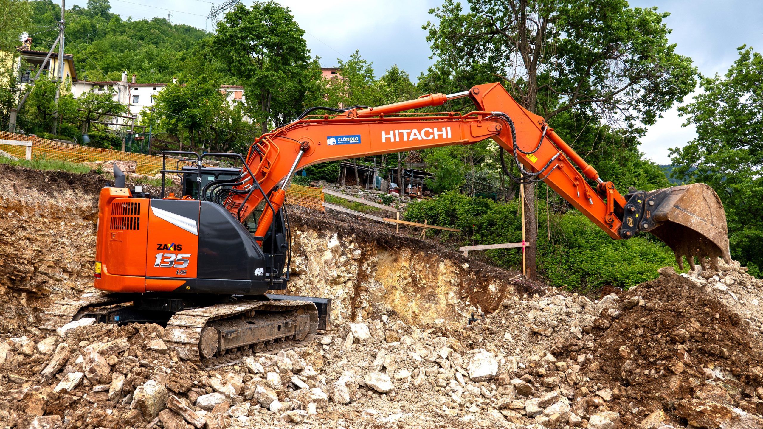 Hitachi ha fornito uno ZX135US-7 a Dolomiti Strade con Franco Clò