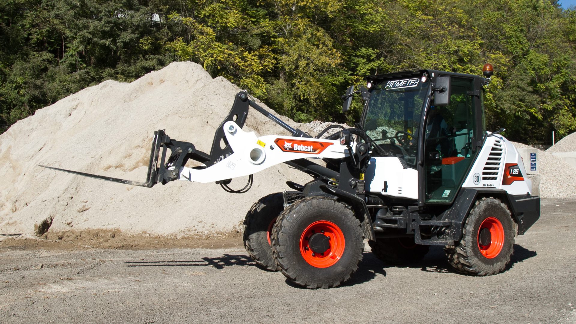 La pala gommata Bobcat L85 si dimostra polivalente grazie alle forche