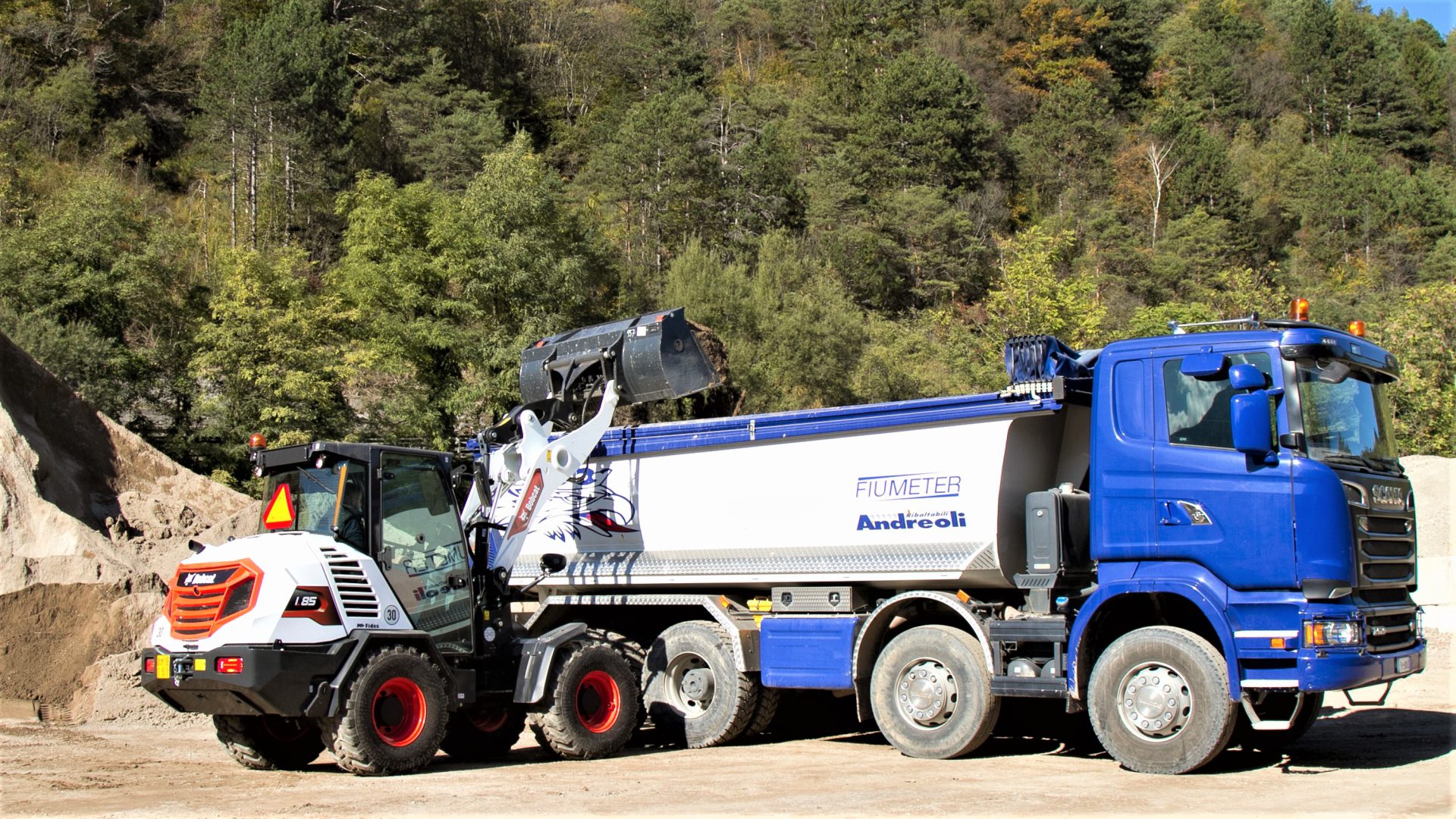 La pala gommata Bobcat L85 è una vera multiruolo nell'impianto della Fiumeter