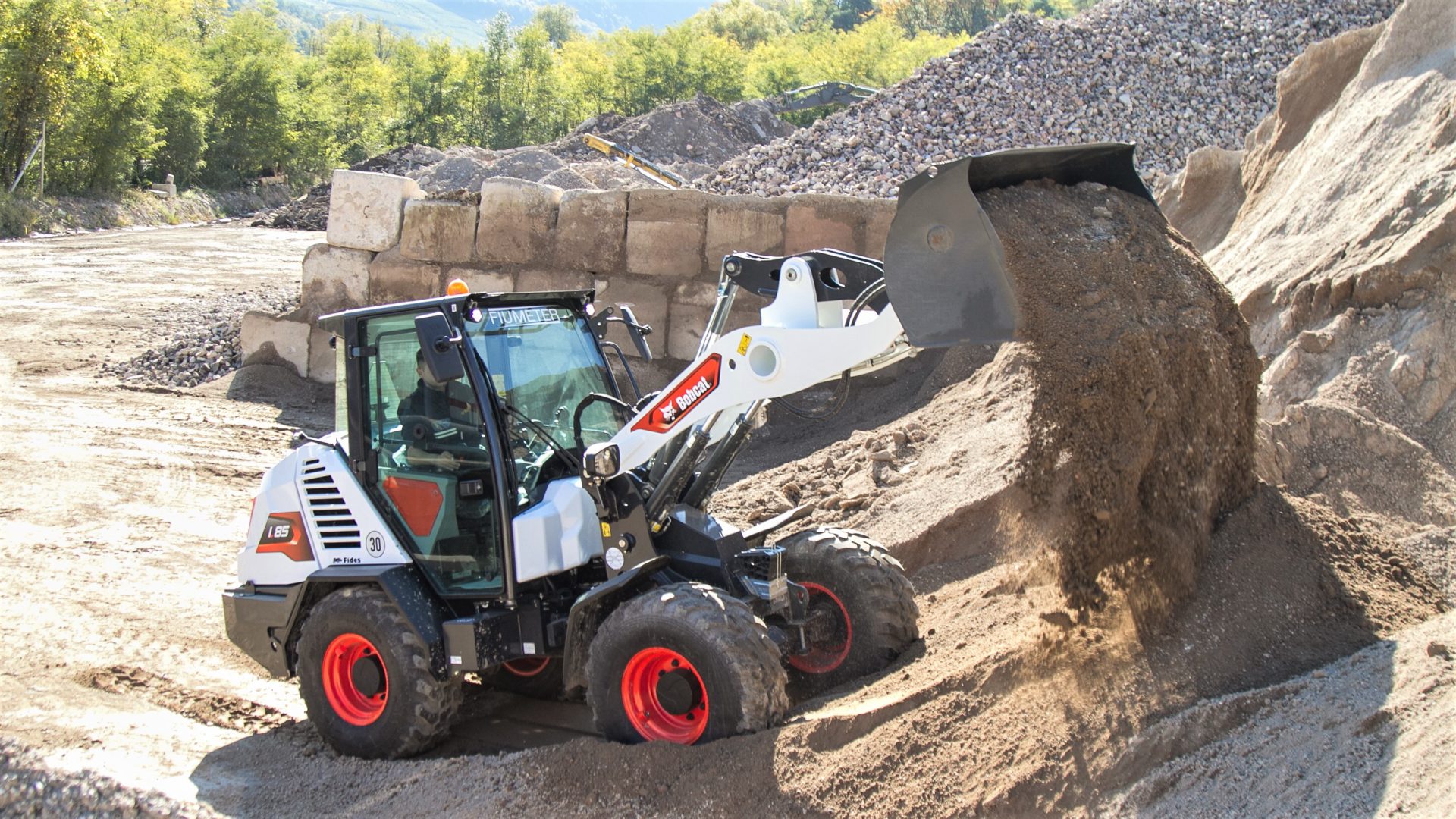 La Bobcat L85 è una pala gommata compatta con prestazioni di classe superiore