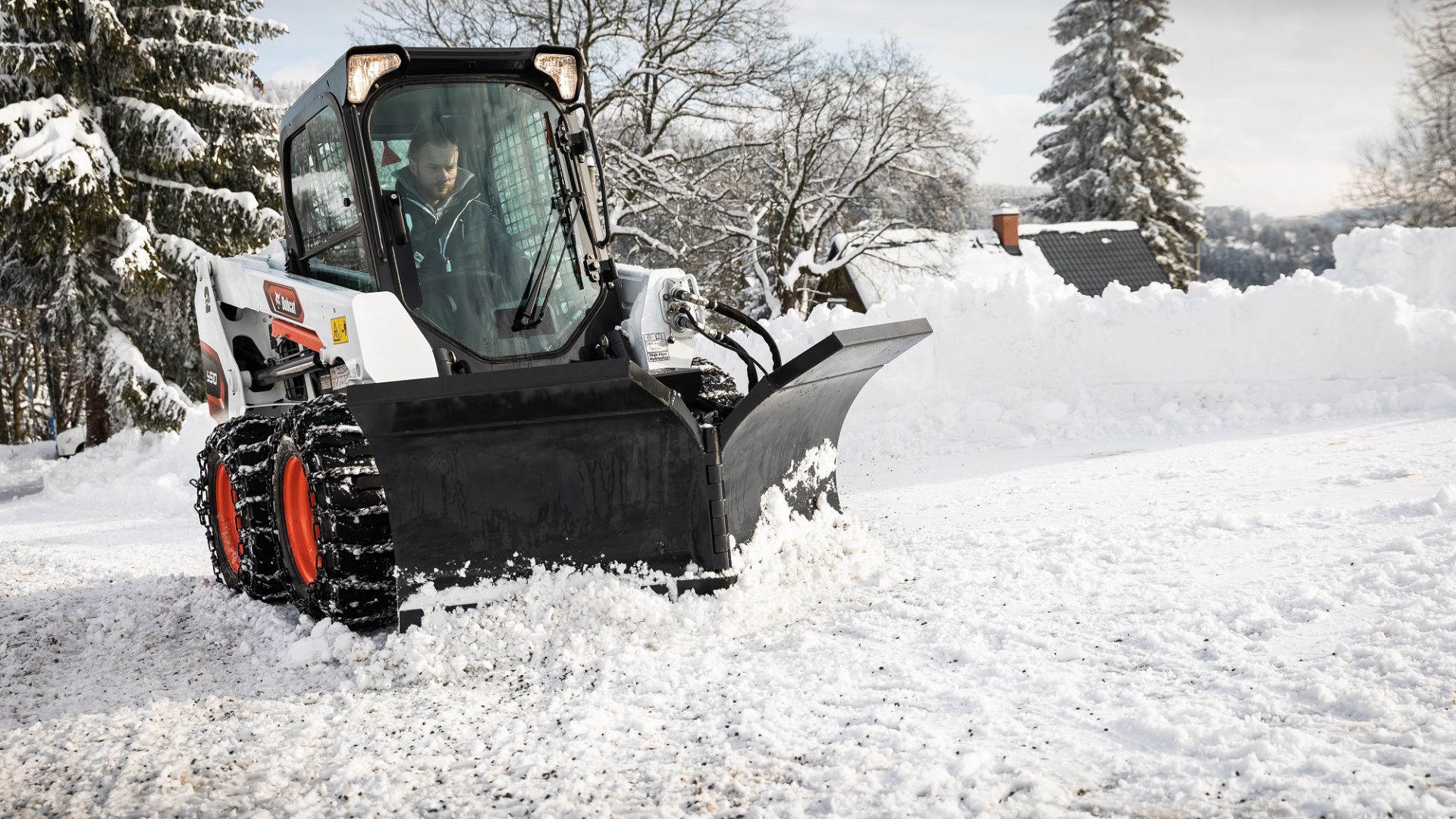 Il vomere è una delle attrezzature Bobcat per la rimozione neve