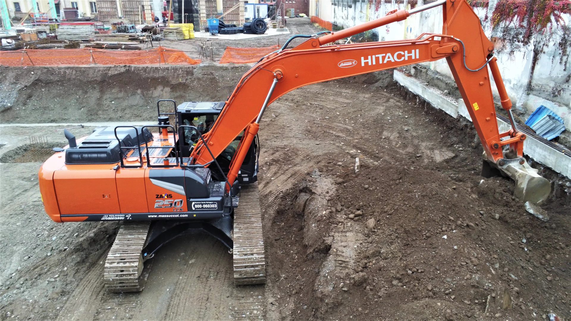 La produttività di Hitachi ZX250LCN-7 è molto più elevata rispetto a una macchina di pari peso ma con carro convenzionale