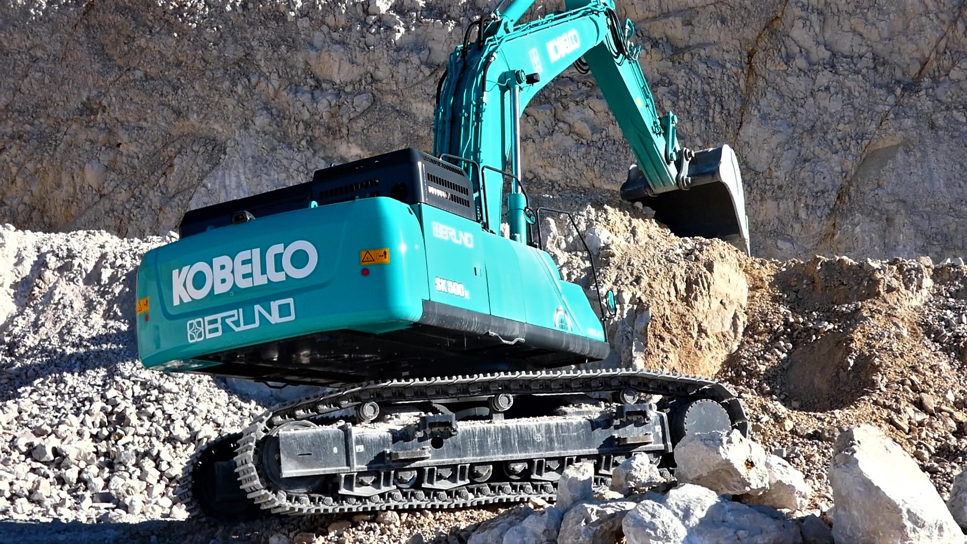 Nella cava di Lioni del Gruppo Iuliano il Kobelco SK500LC-10 opera in estrazione diretta