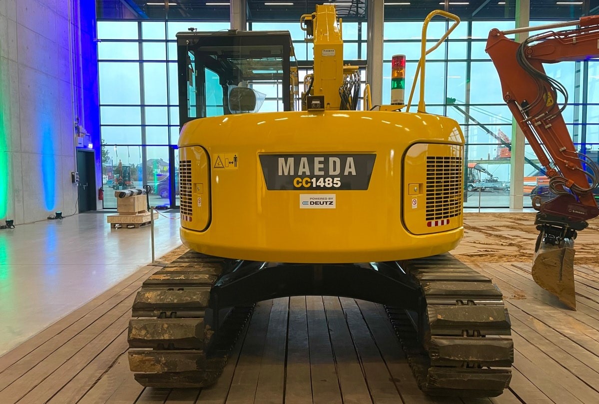 Maeda CC1485 è una gru cingolata compatta elettrica