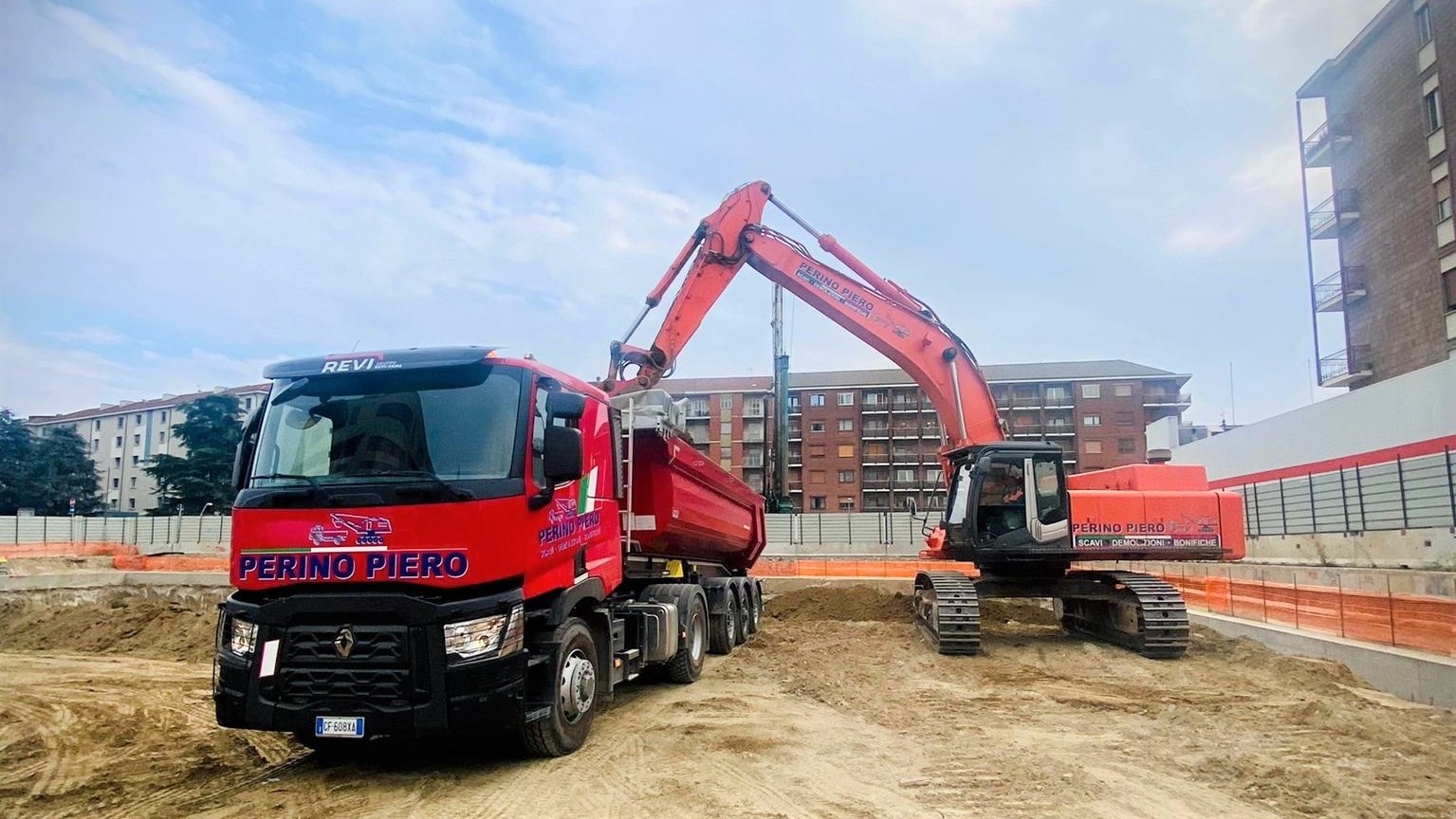 Schwarzmüller abbinato a un trattore Renault 4x4