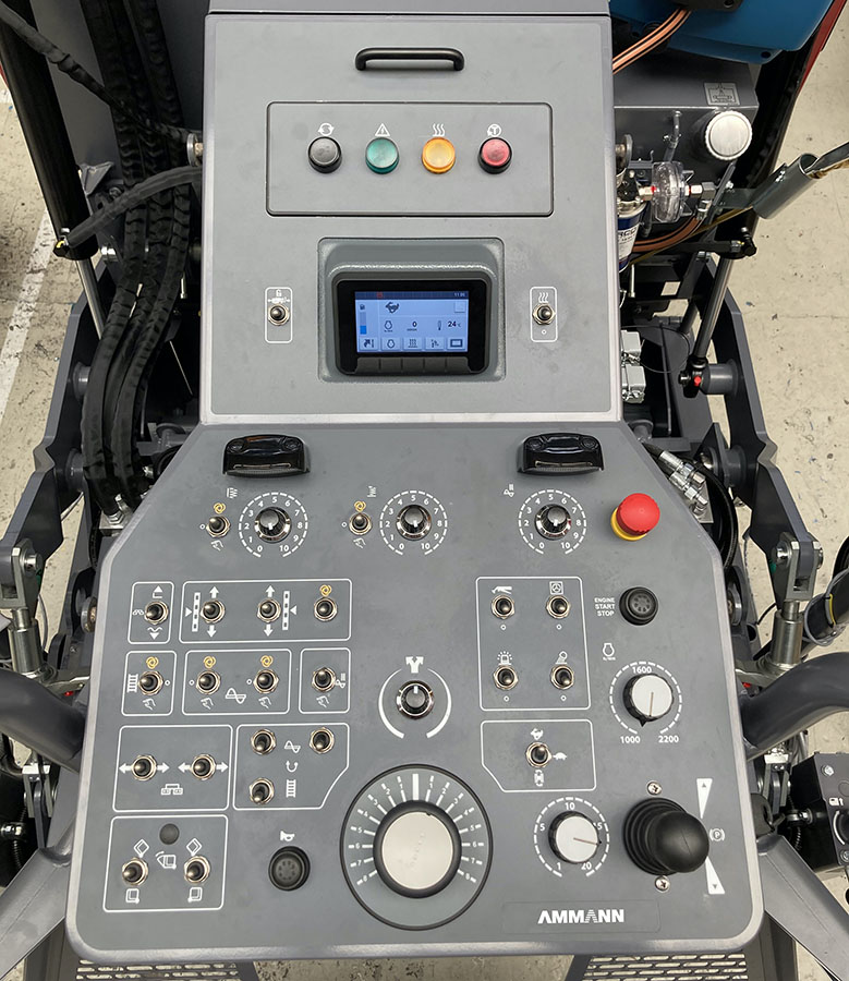 Il pannello comandi della Ammann AFT300-2 permette un pieno controllo da entrambi i lati