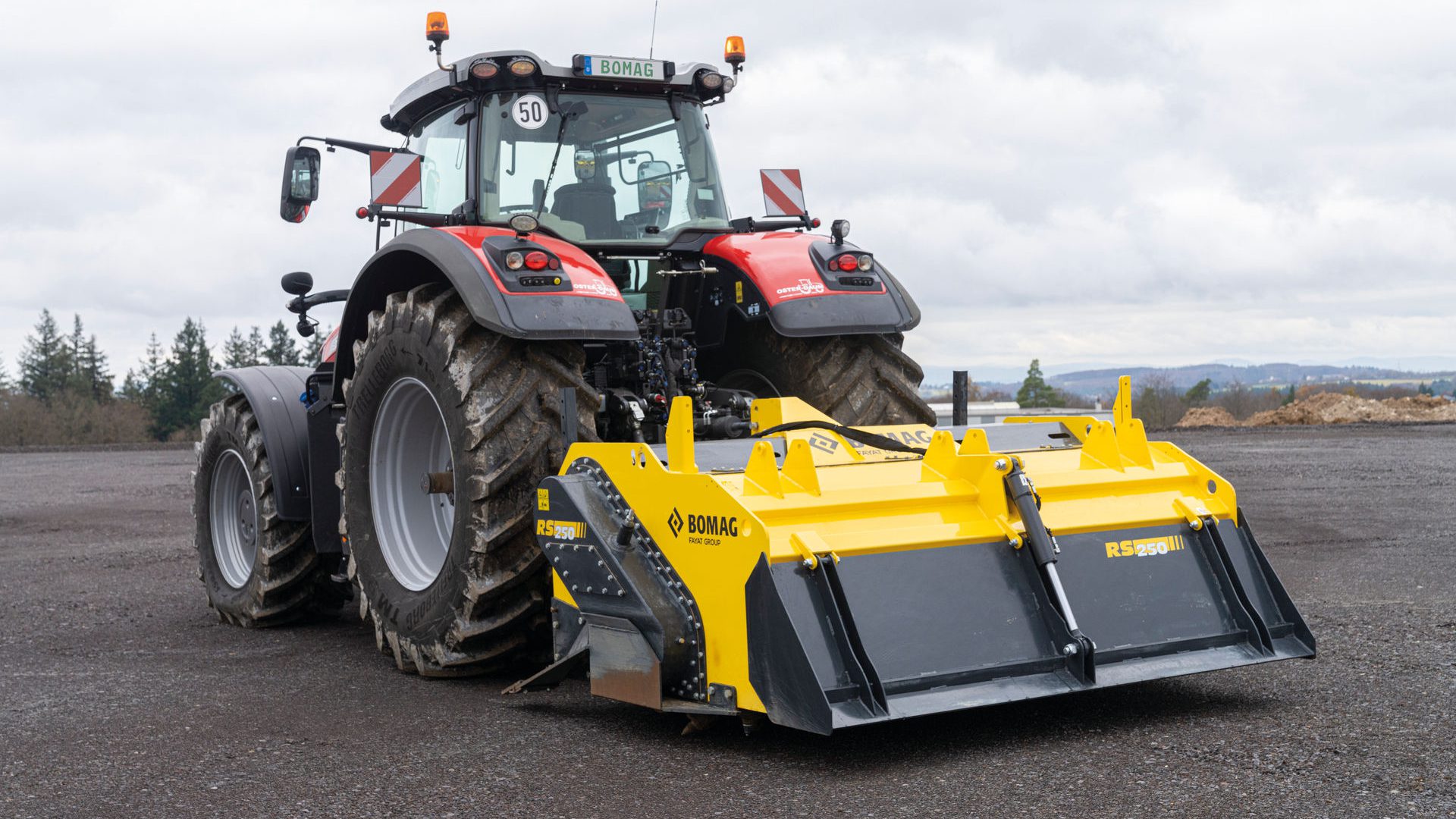 La RS300 di Bomag si presta per lavorazioni molto differenti spaziando dall'asfalto al terreno coerente