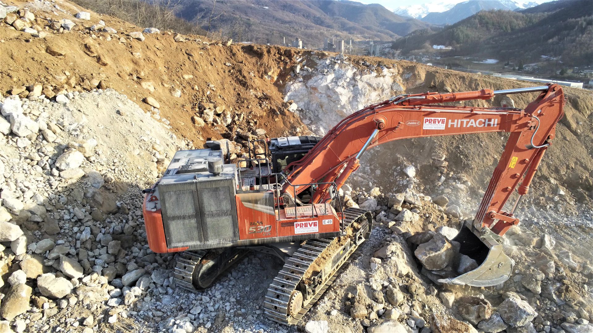 L'escavatore Hitachi ZX530LCH-7 della Preve Costruzioni lavora in un contesto impegnativo