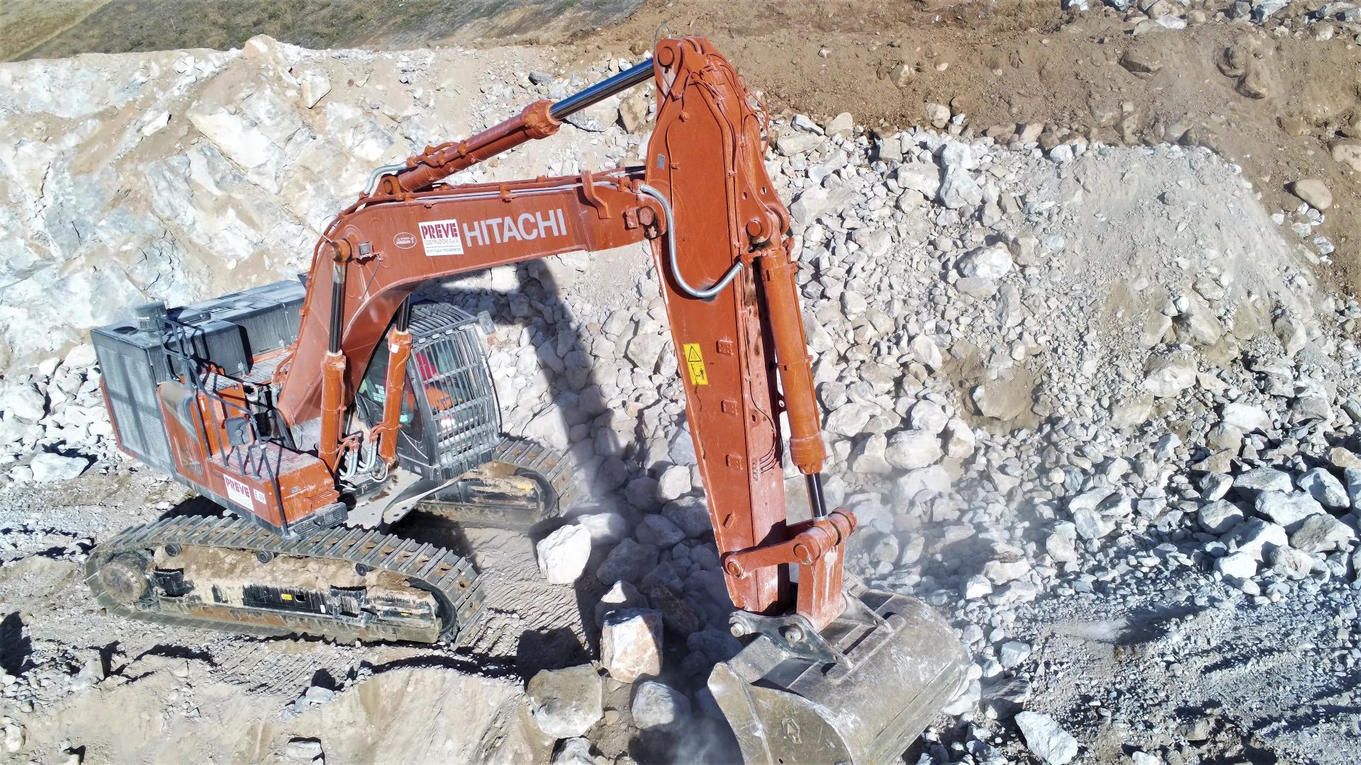 L'escavatore Hitachi ZX530LCH-7 è ideale per il lavoro pesante in cava
