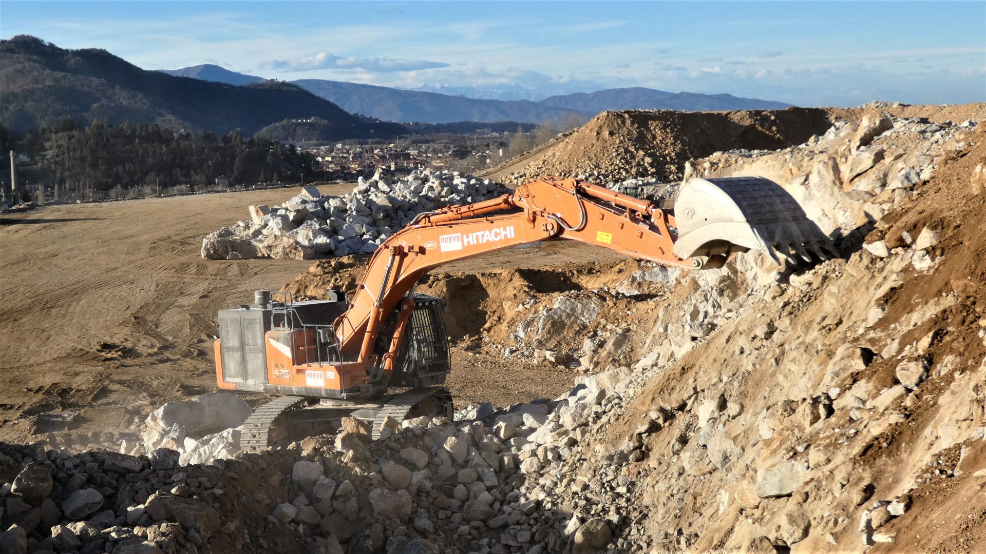La colitvazione della cava è demandata all'escavatore Hitachi ZX530LCH-7