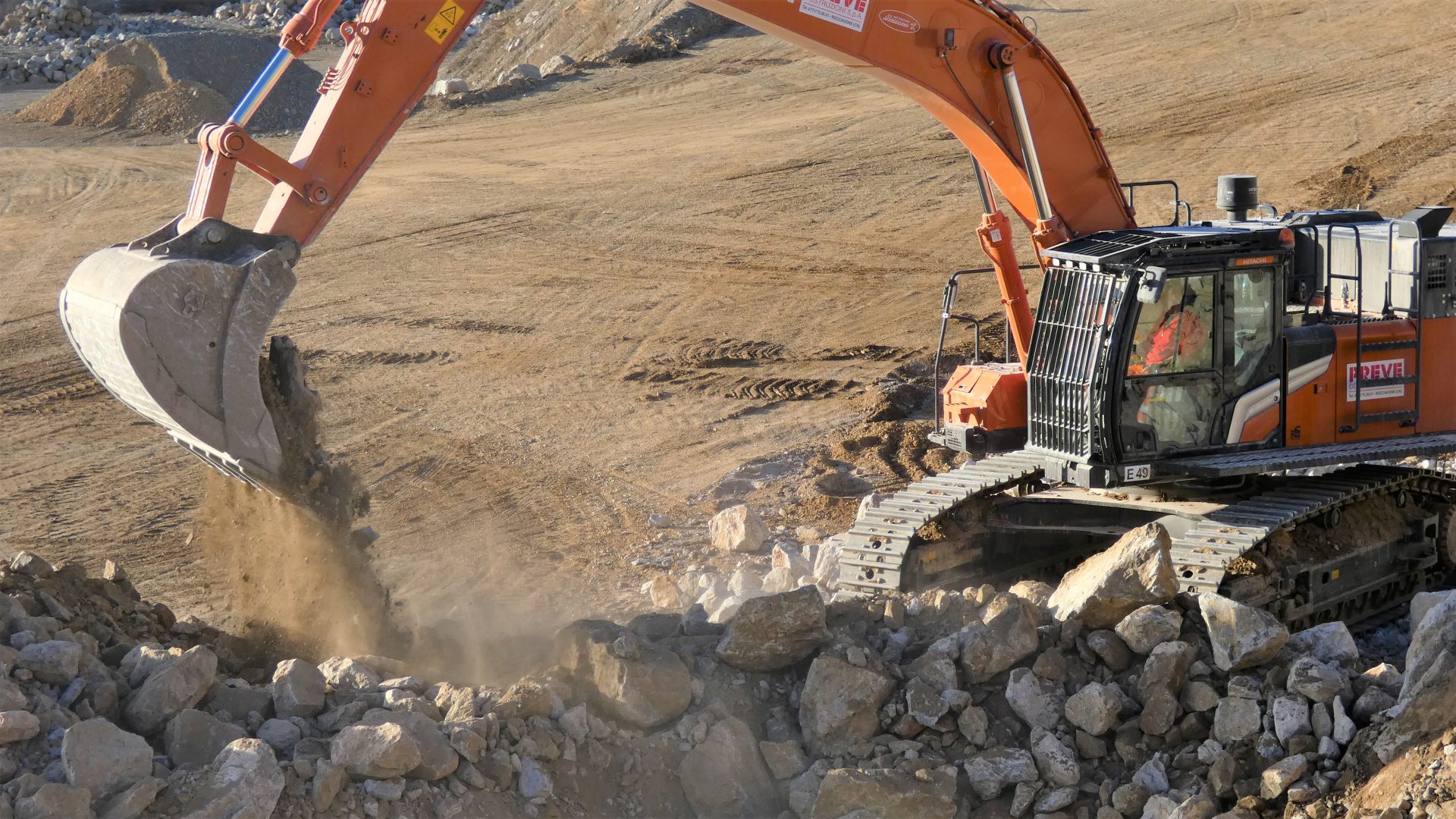 La coltivazione della Cava Dormiosa richiede un escavatore come lo ZX530LCH-7