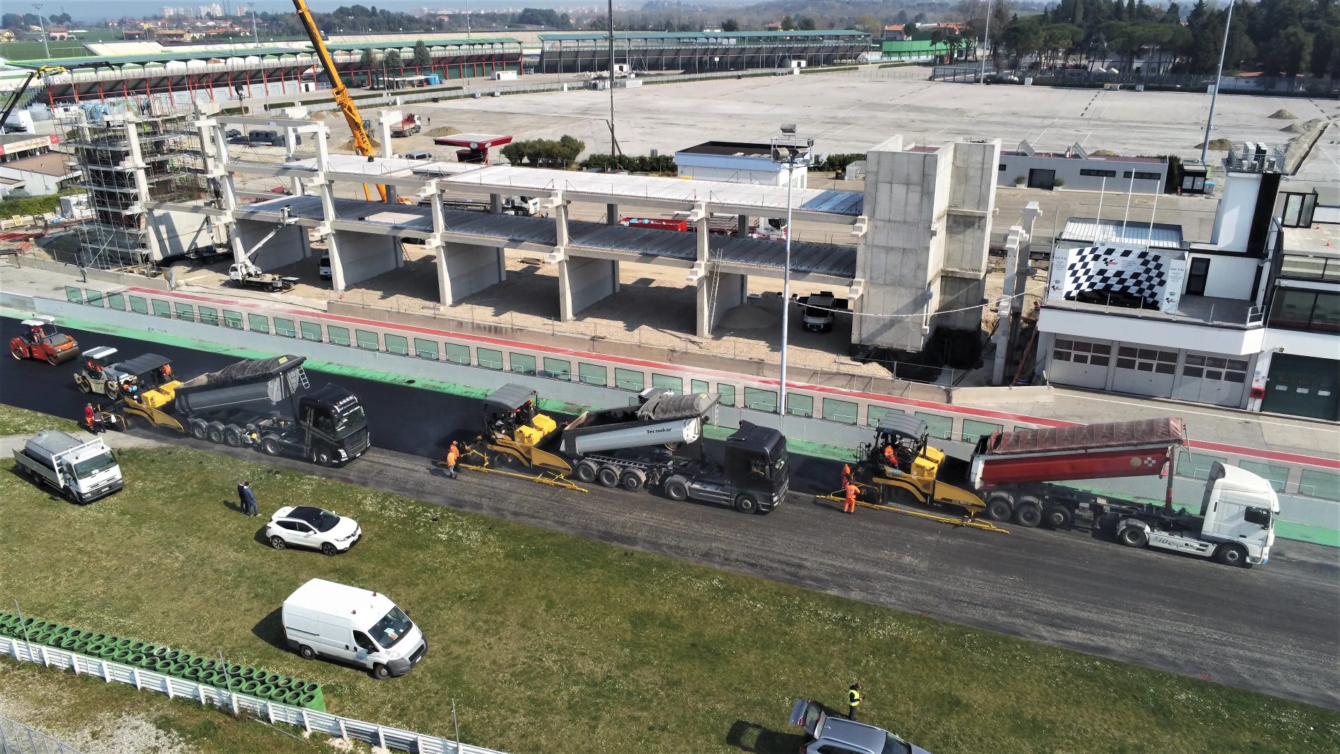 Una flotta di finitrici Sumitomo ha realizzato la stesa della pavimentazione dell'autodromo di Misano Adriatico