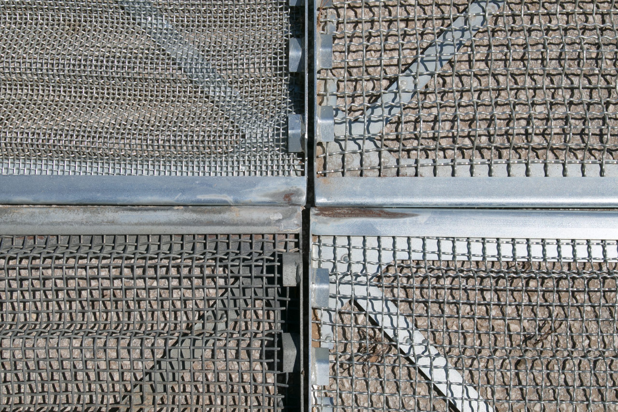 I setacci intercambiabili del puliscisabbia Bobcat SC200 presentano quattro dimensioni di maglie