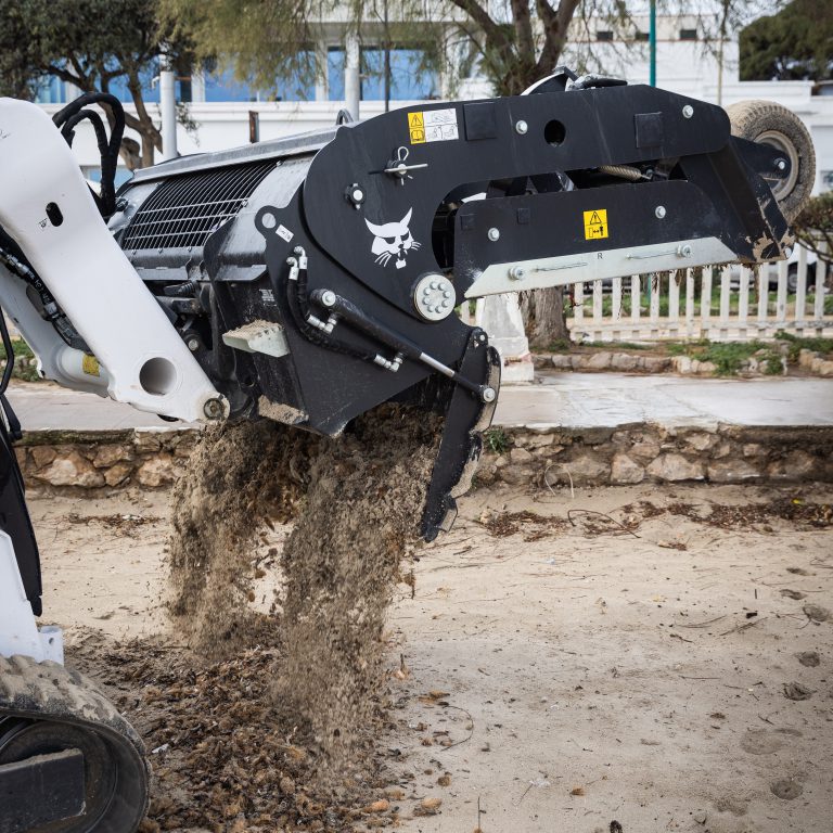 Il puliscisabbia Bobcat SC200 è funzionale e comodo permettendo lo scarico del materiale in modo rapido