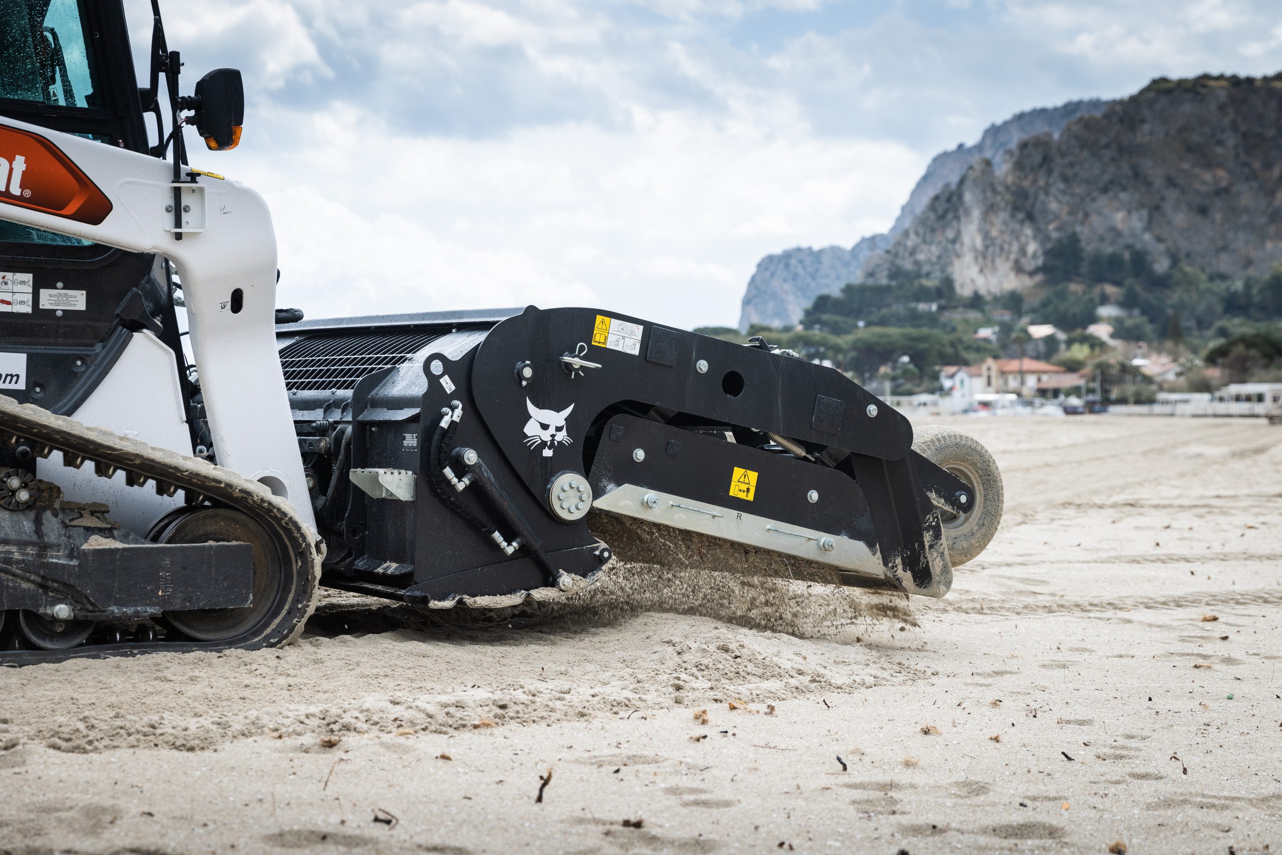 L'impiego del puliscisabbia Bobcat SC200 con la T76 permette di aumentare efficienza e polivalenza