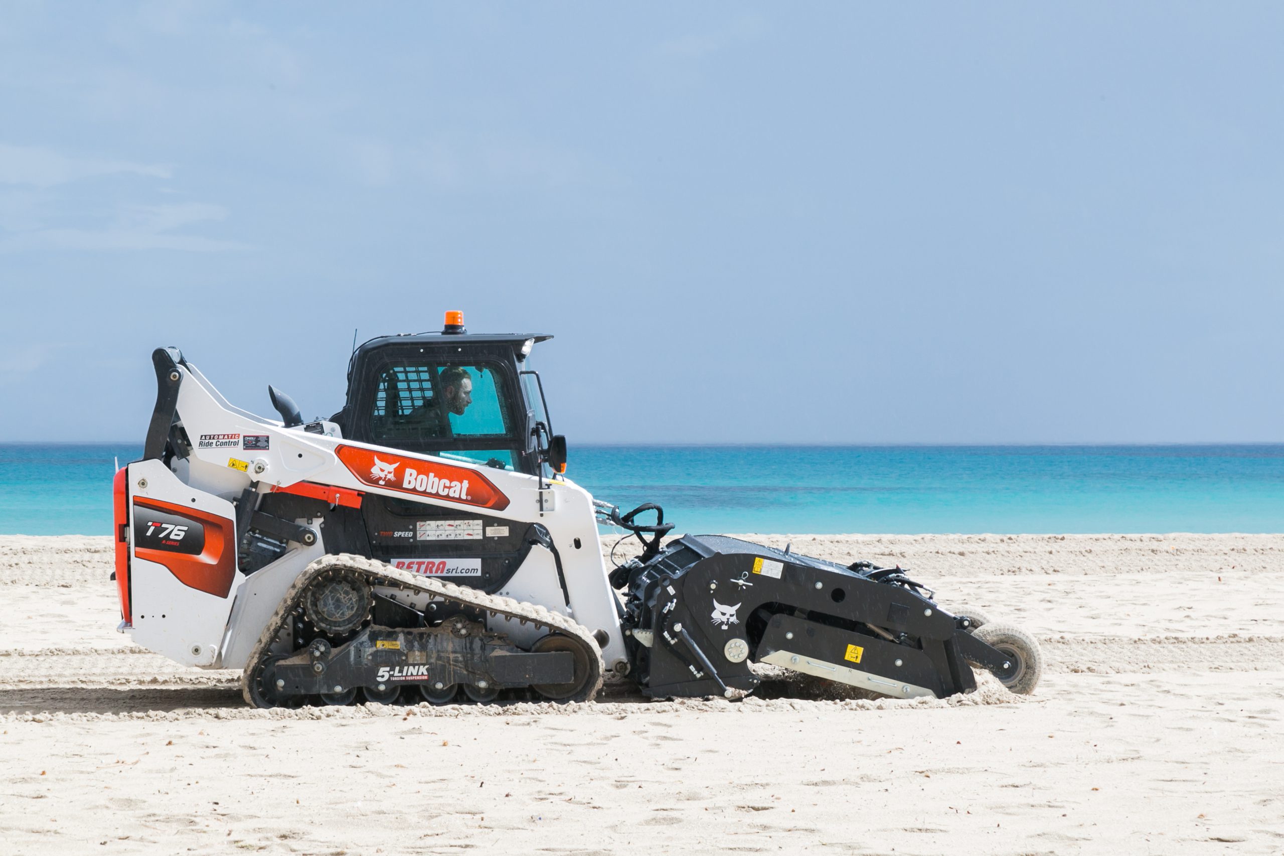 La Bobcat T76 è stata scelta per la pulizia della spiaggia di Mondello