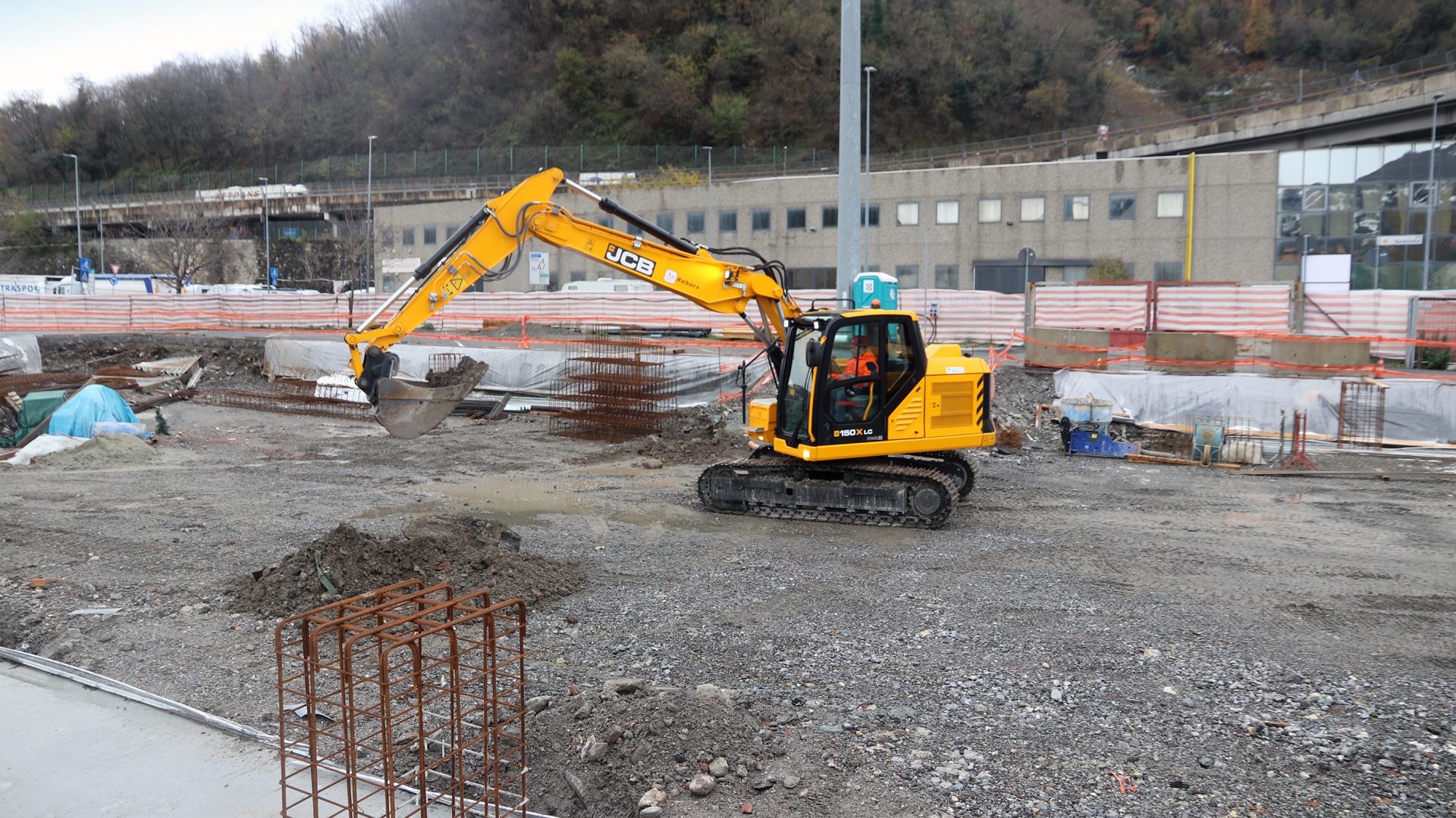 L'escavatore JCB 150X LC con braccio triplice è un mezzo fondamentale nel cantiere