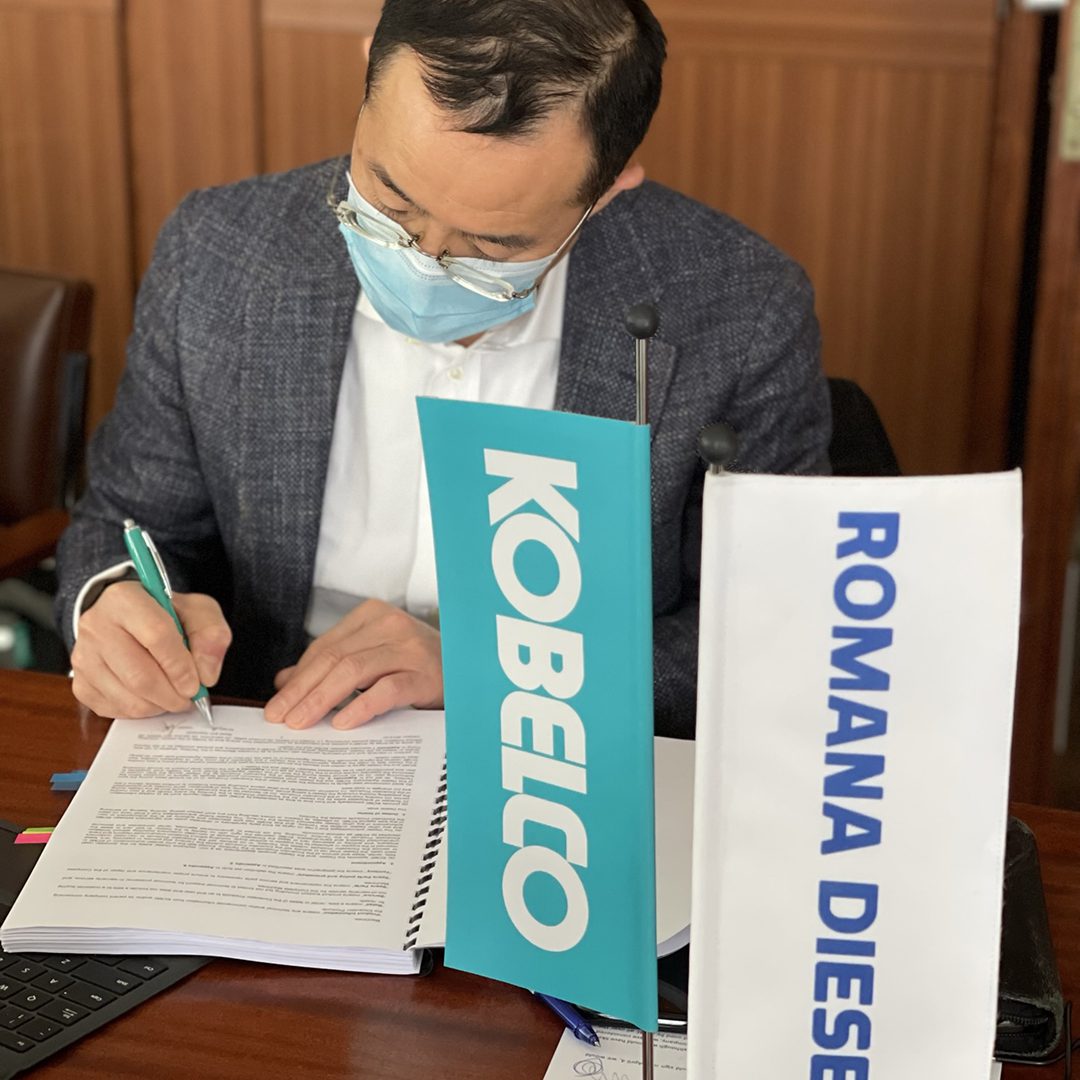 Makoto Kato, CEO di Kobelco Europe, sigla l'accordo con Romana Diesel