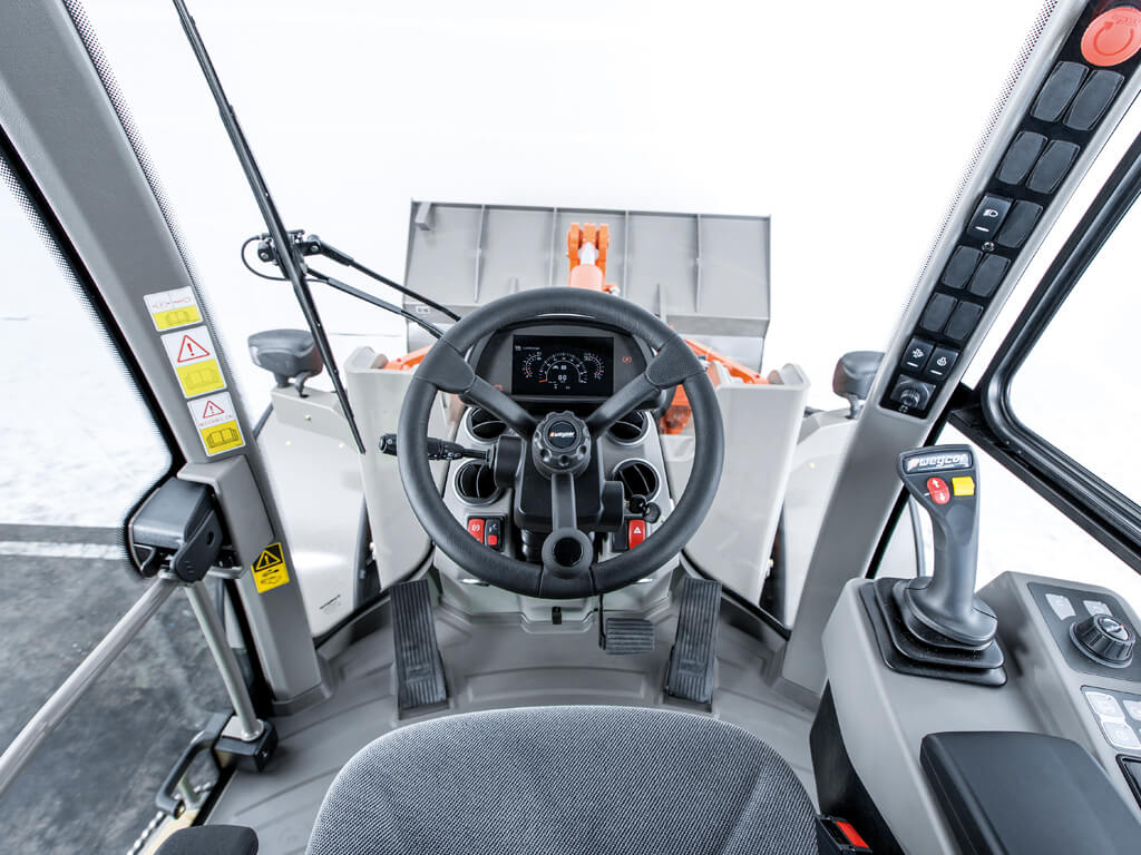 La cabina della Weycor AR680 è un concentrato di ergonomia