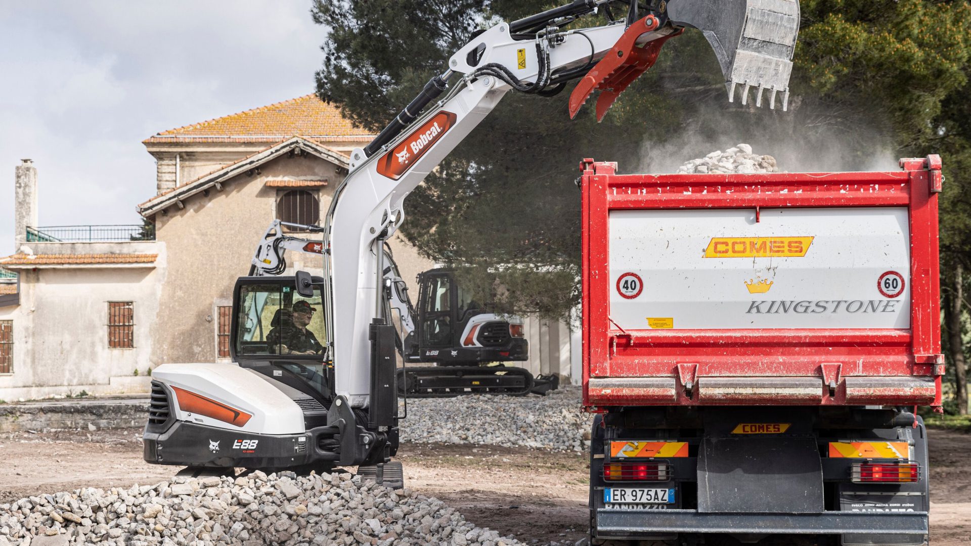 Materiali e forme impiegati per i cofani del nuovo Bobcat E88 permettono una più semplice pulizia