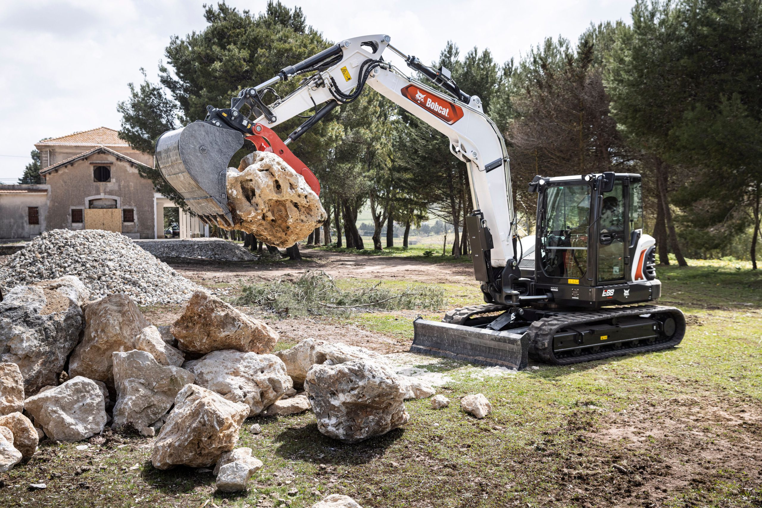 Il nuovo Bobcat E88 utilizza un motore Doosan D24 da 65 cv Stage V senza l'uso di AdBlue