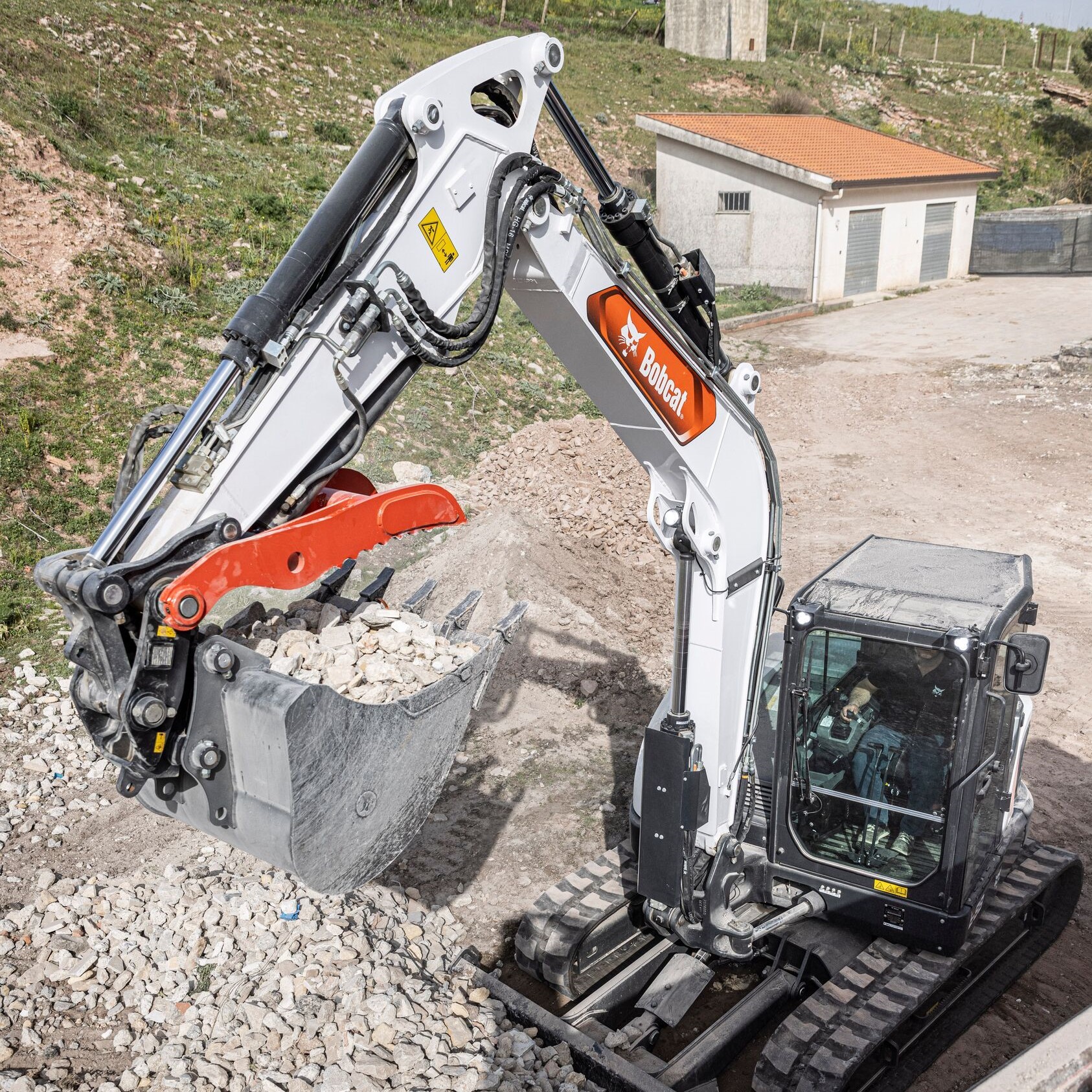 La cabina del Bobcat E88 ha una visibilità a 360° aumentata rispetto al precedente E85