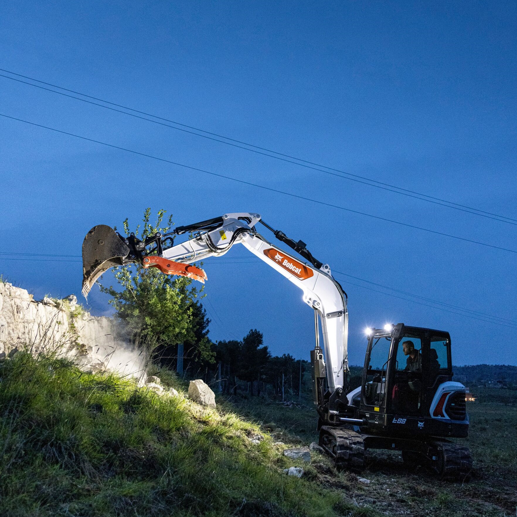 Bobcat ha pensato di usare un impianto di illuminazione di lavoro costituito da luci a LED che aumentano l'efficienza, la sicurezza e riducono i consumi