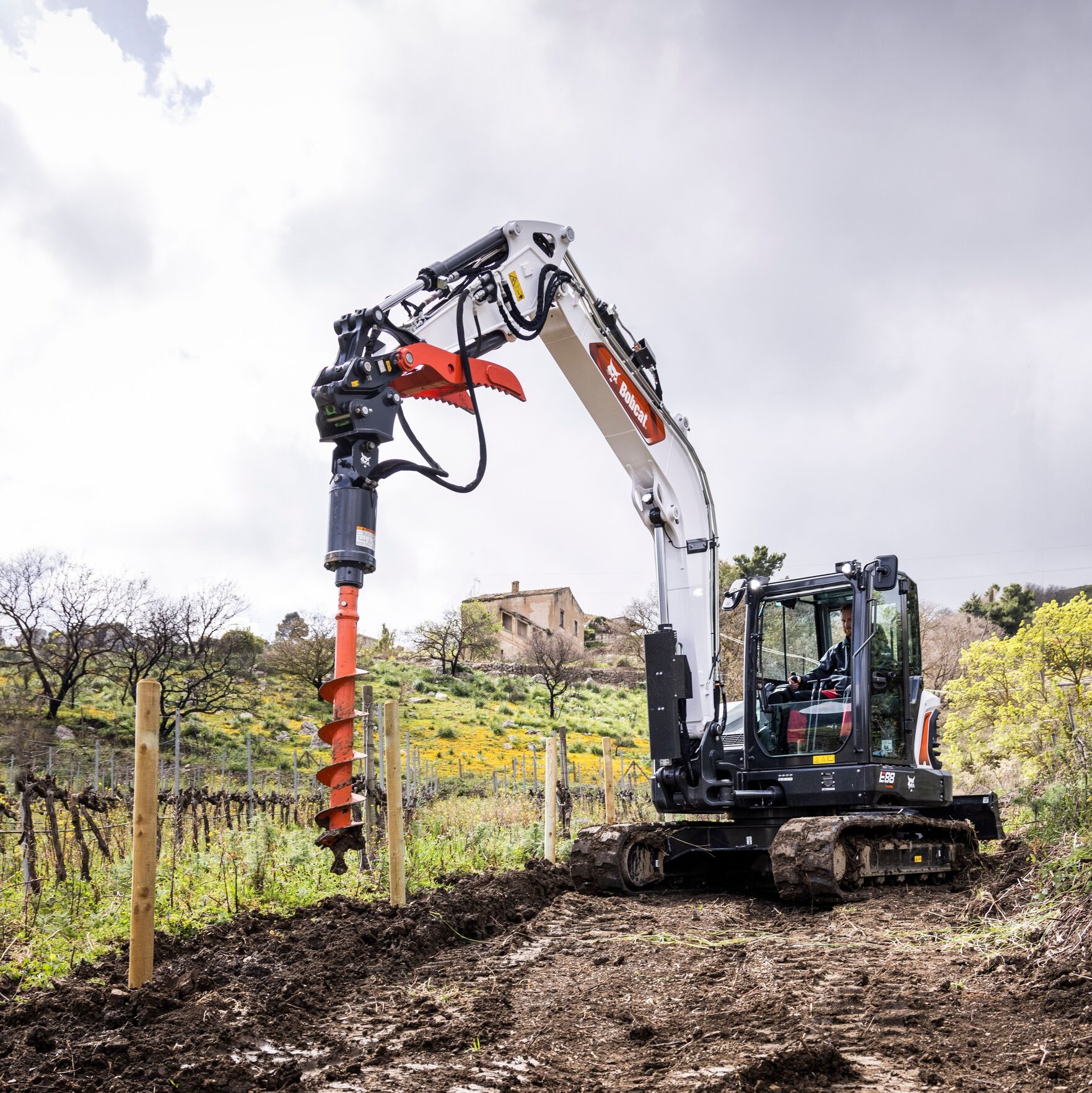 Il Bobcat E88 è un midi escavatore in grado di operare in modo indifferente sia in cantiere, sia in applicazioni agricole