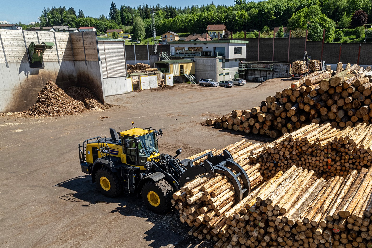La movimentazione di tronchi con la Komatsu WA475-10 è ottimizzata con la versione timber