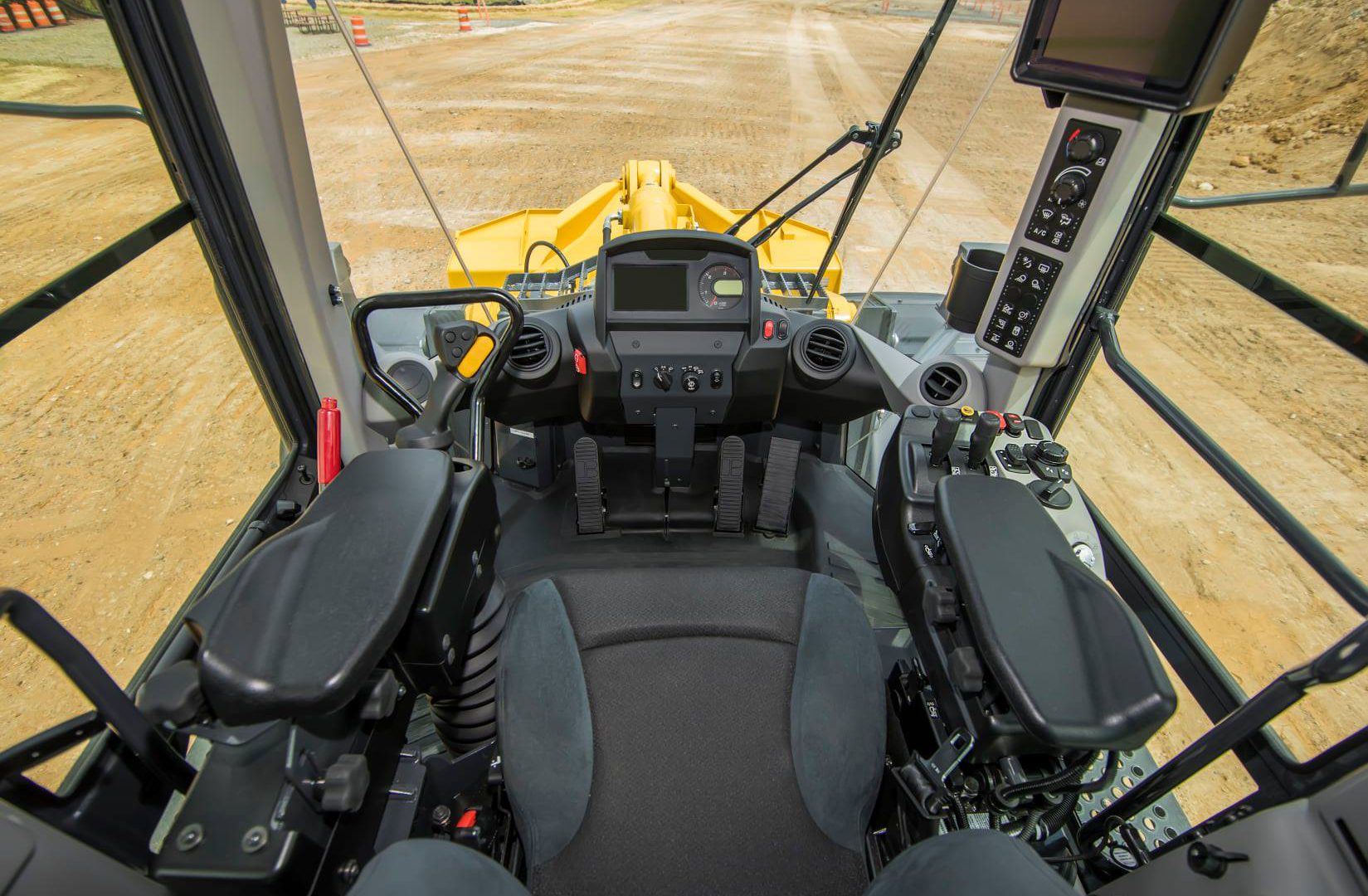 L'ergonomia della Komatsu WA475-10 introduce nuovi stilemi per la casa giapponese