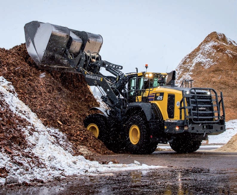 Il cinematismo industriale della Komatsu WA475-10 ottimizza la forza di ribaltamento e strappo alle massime altezze