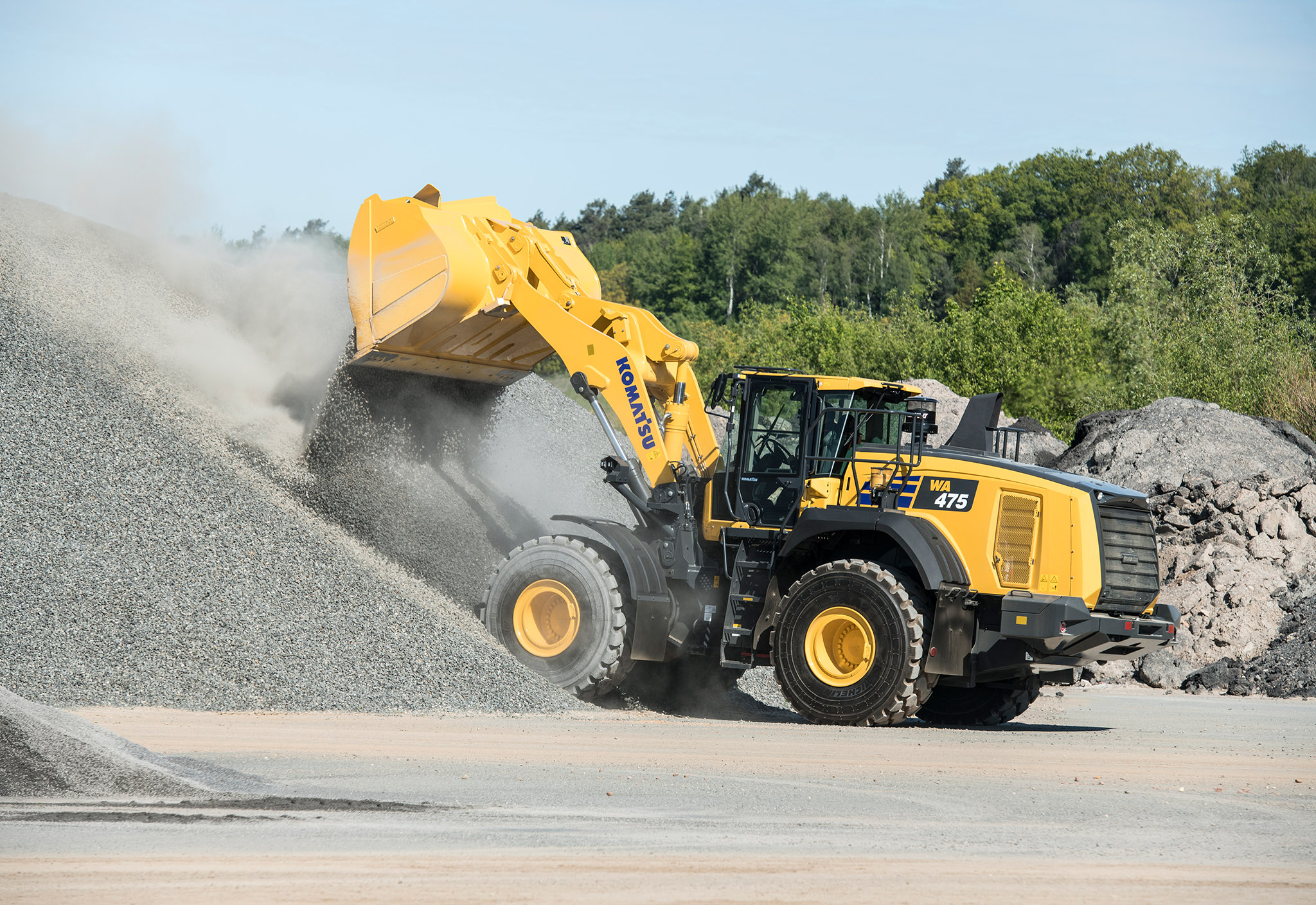 La Komatsu WA475-10 è una pala gommata con trasmissione a variazione continua