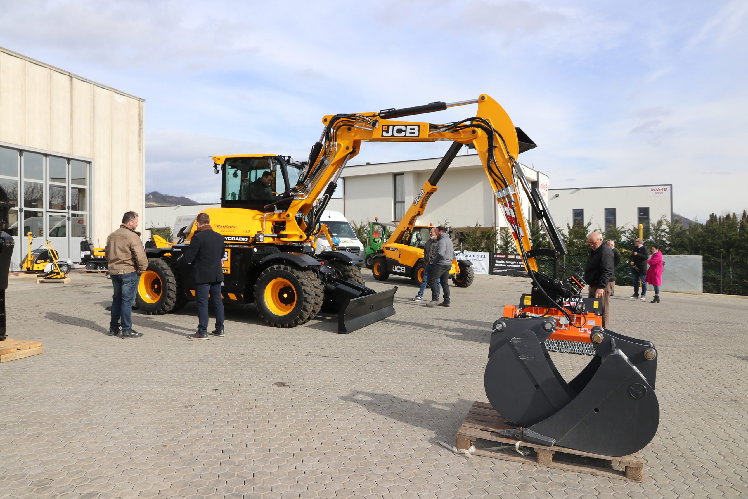 Il JCB Hydradig consegnato alla Battistini Curzio segna l'inizio della collaborazione fra Officina Montelfeltro e Piolanti