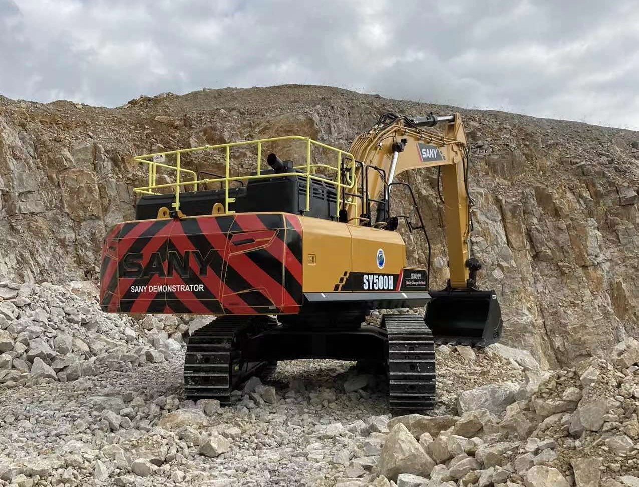 Il fronte cava di Hillhead prevede l'operatività in roccia sparata