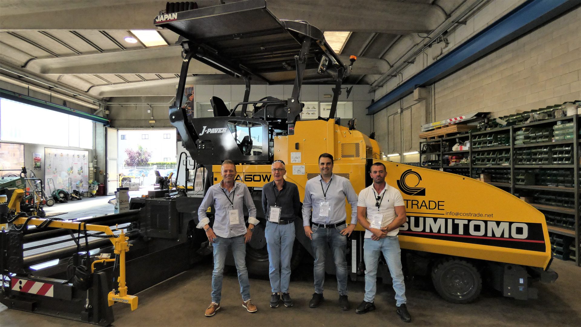 Il team di pavimentazione della Costrade insieme a Enrico Lovera davanti alla nuova Sumitomo HA60W-11