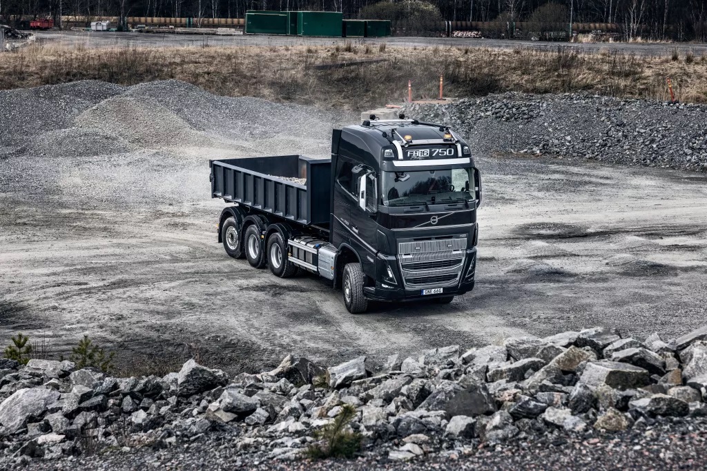 Con i nuovi sistemi di Volvo Trucks le manovre in spazi stretti sono semplificate