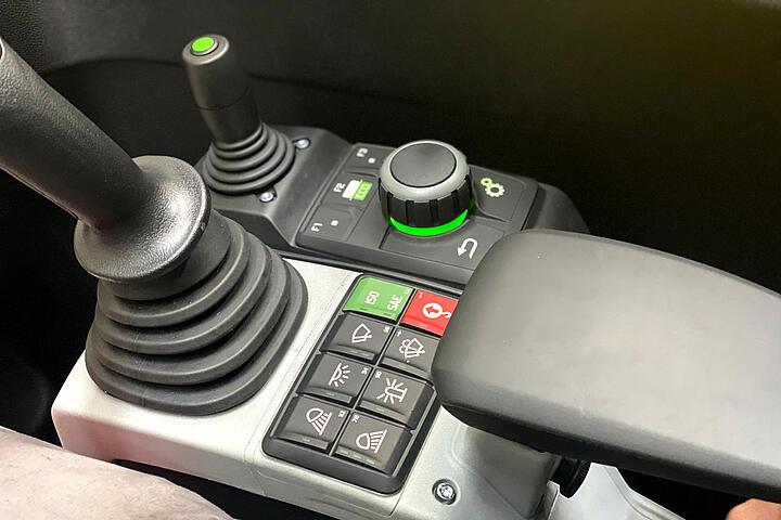 La consolle di destra del Wacker Neuson ET145 comprende anche il joystick per la lama e il jog-dial