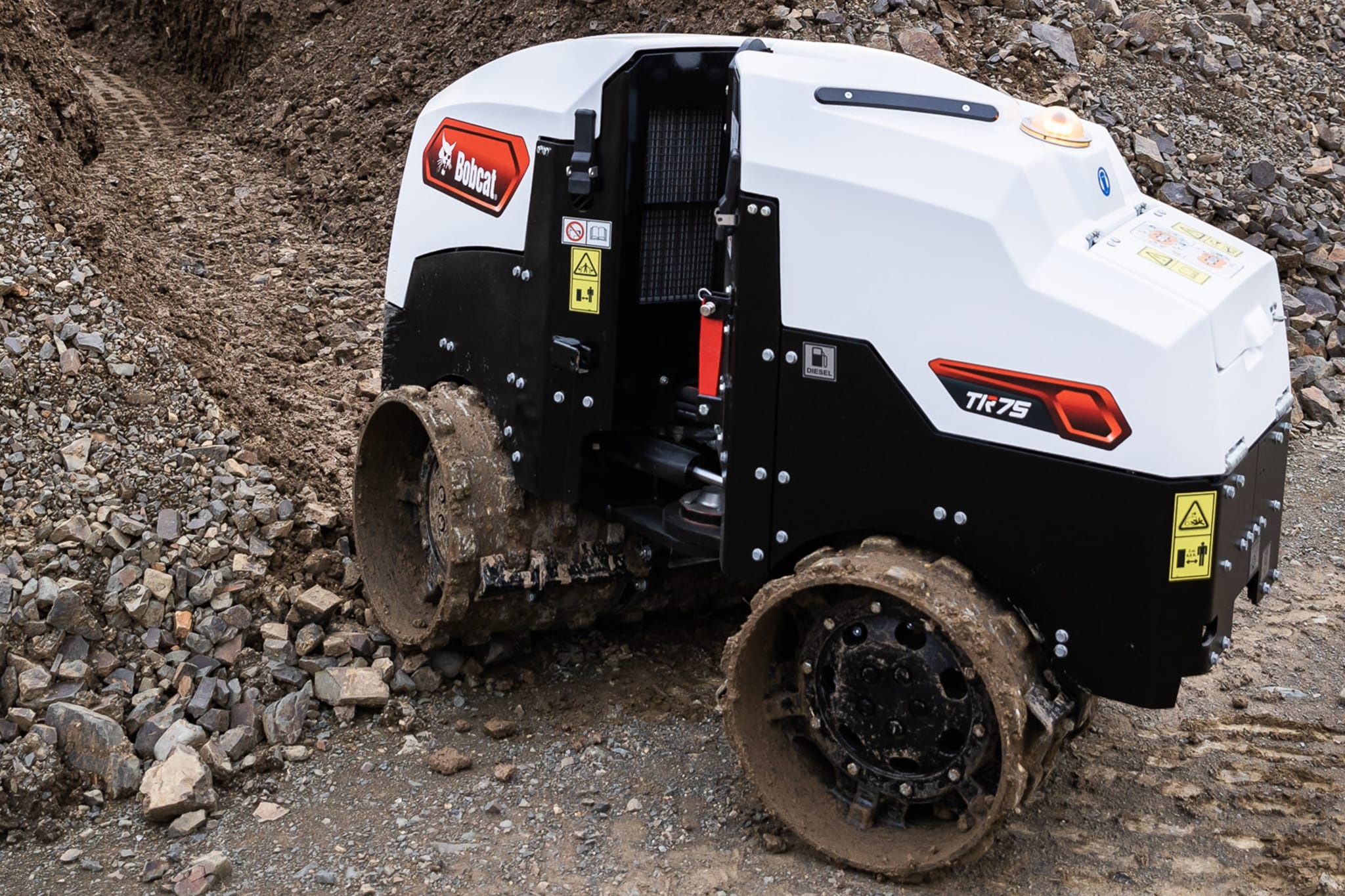 La gamma di rulli radiocomandati Bobcat permette di lavorare in massima sicurezza