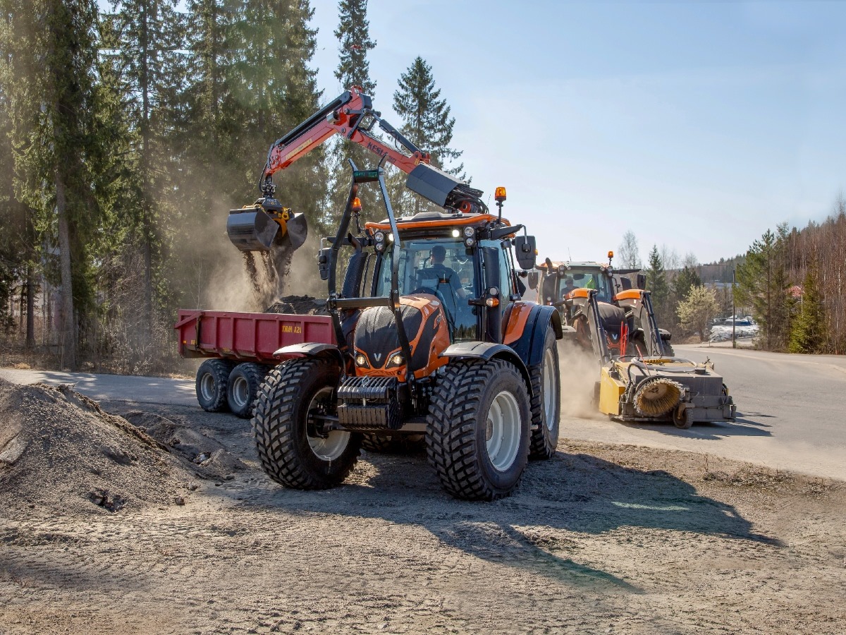 Il lavoro nei grandi cantieri di manutenzione è uno dei target di Valtra