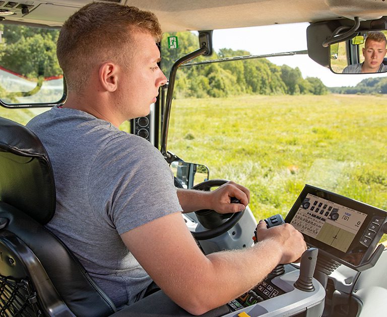 L'ergonomia della guida retroversa di Valtra non ha oggi paragoni