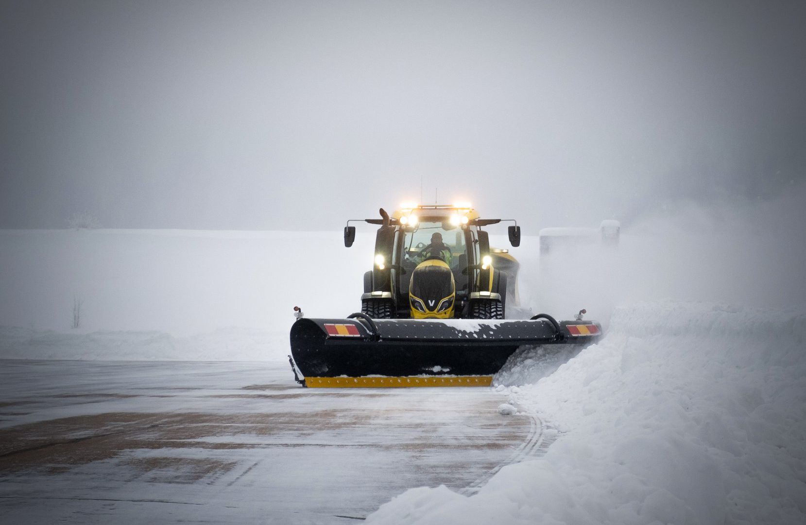 Lo sgobero neve aeroportuale richiede uno studio specifico che Valtra è in grado di fornire in house