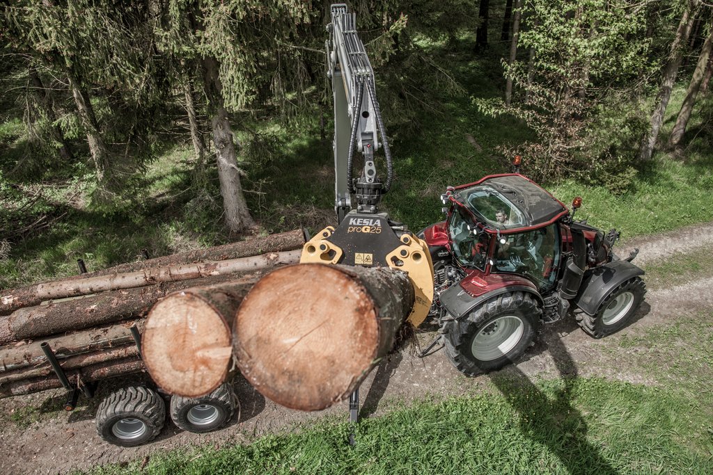 La cabina Skyview di Valtra consente di lavorare in grande sicurezza con gru forestali