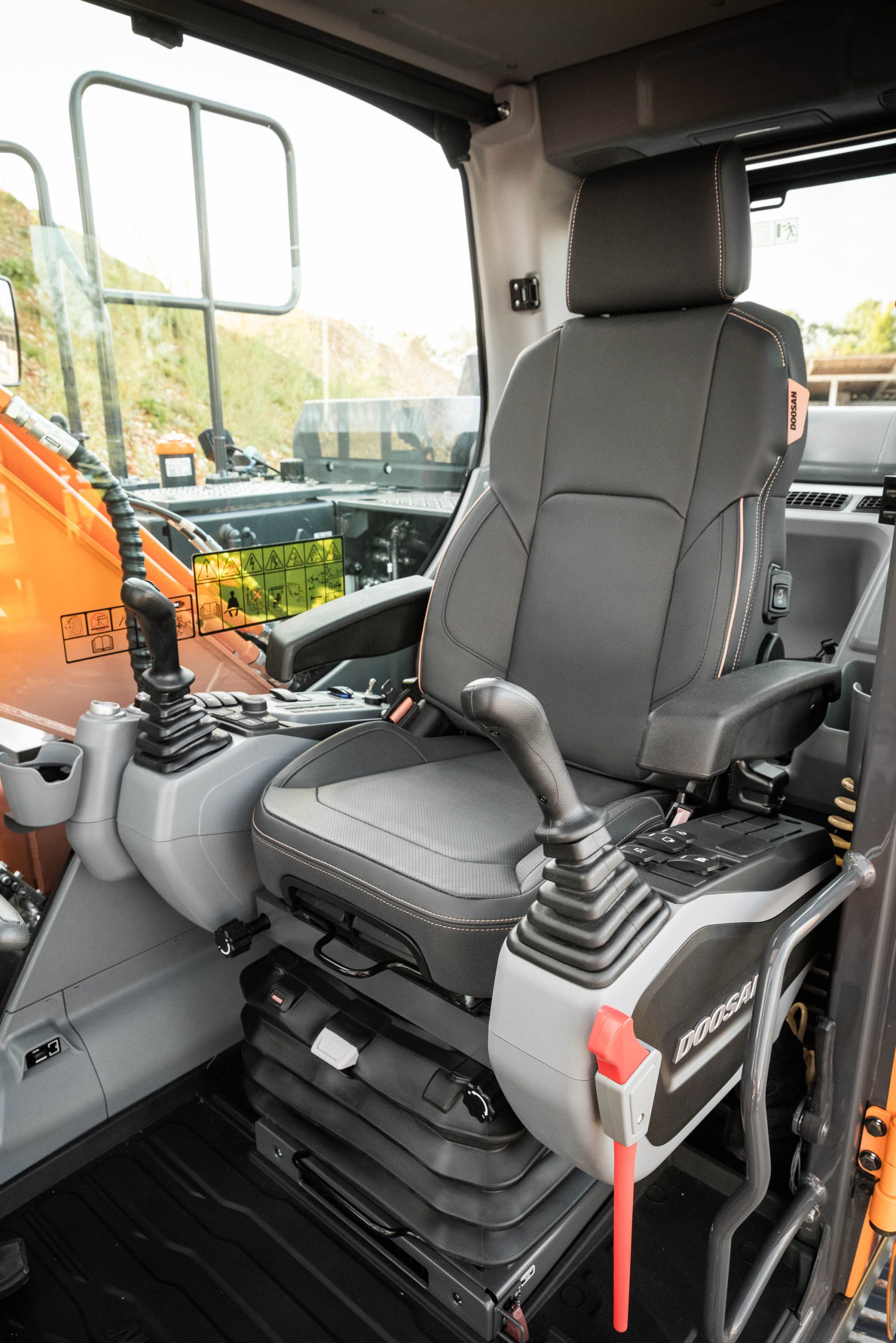 La cabina di guida dei DX-7 presenta nuovi parametri in termini di ergonomia