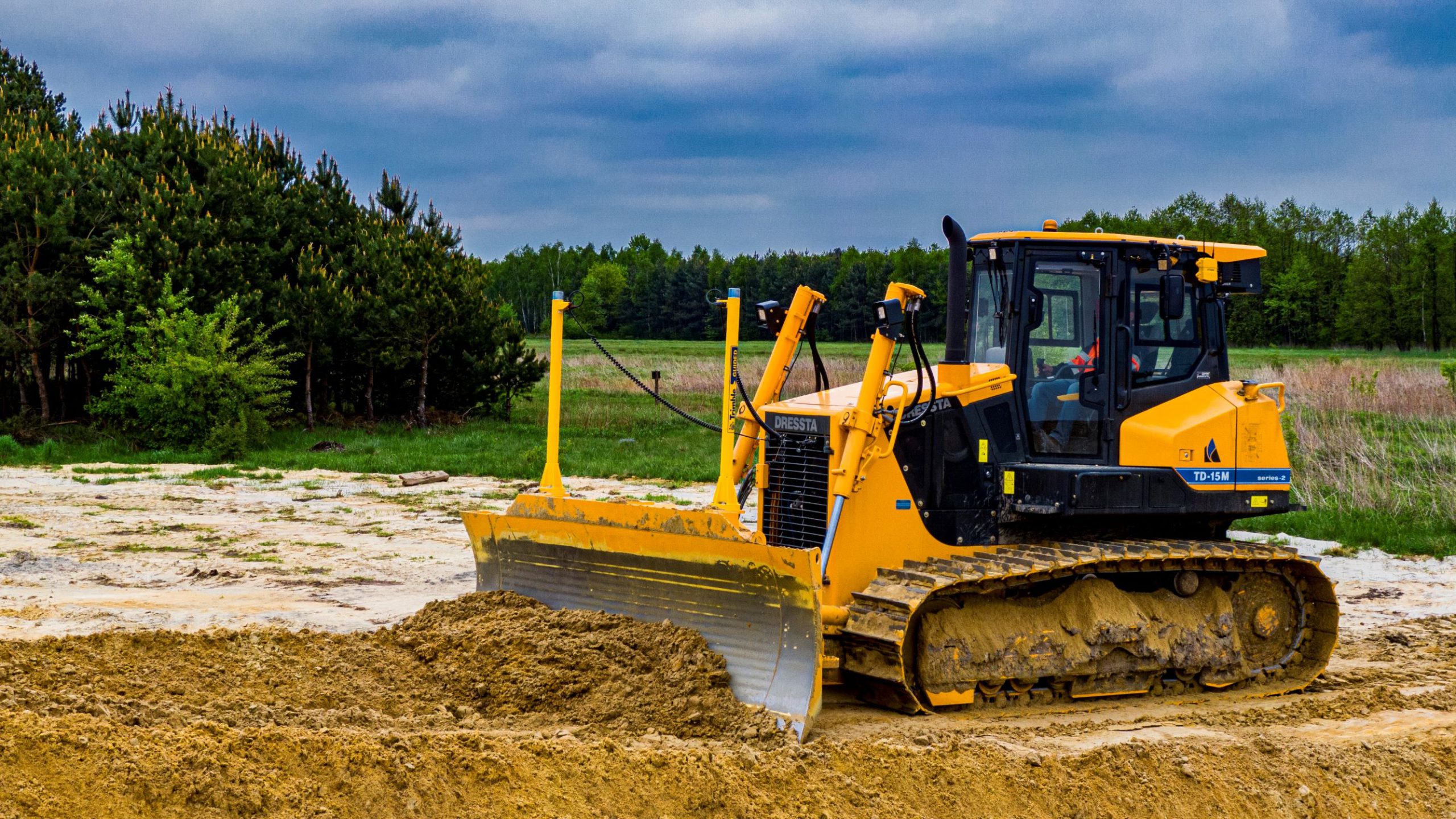 Il Dressta TD 15M è un dozer pensato per gli spianamenti di piazzali e rilevati