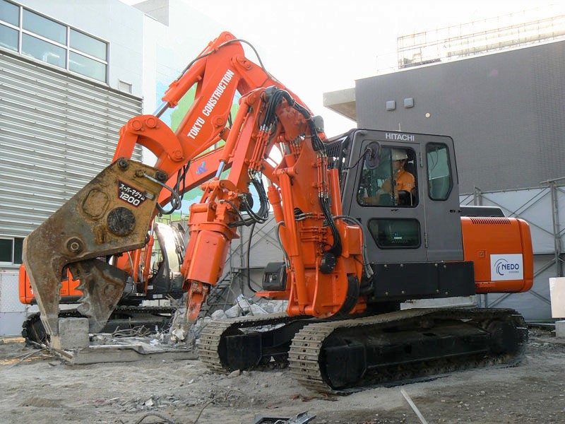 L'impiego degli Hitachi ASTACO nelle demolizioni è usuale in Giappone