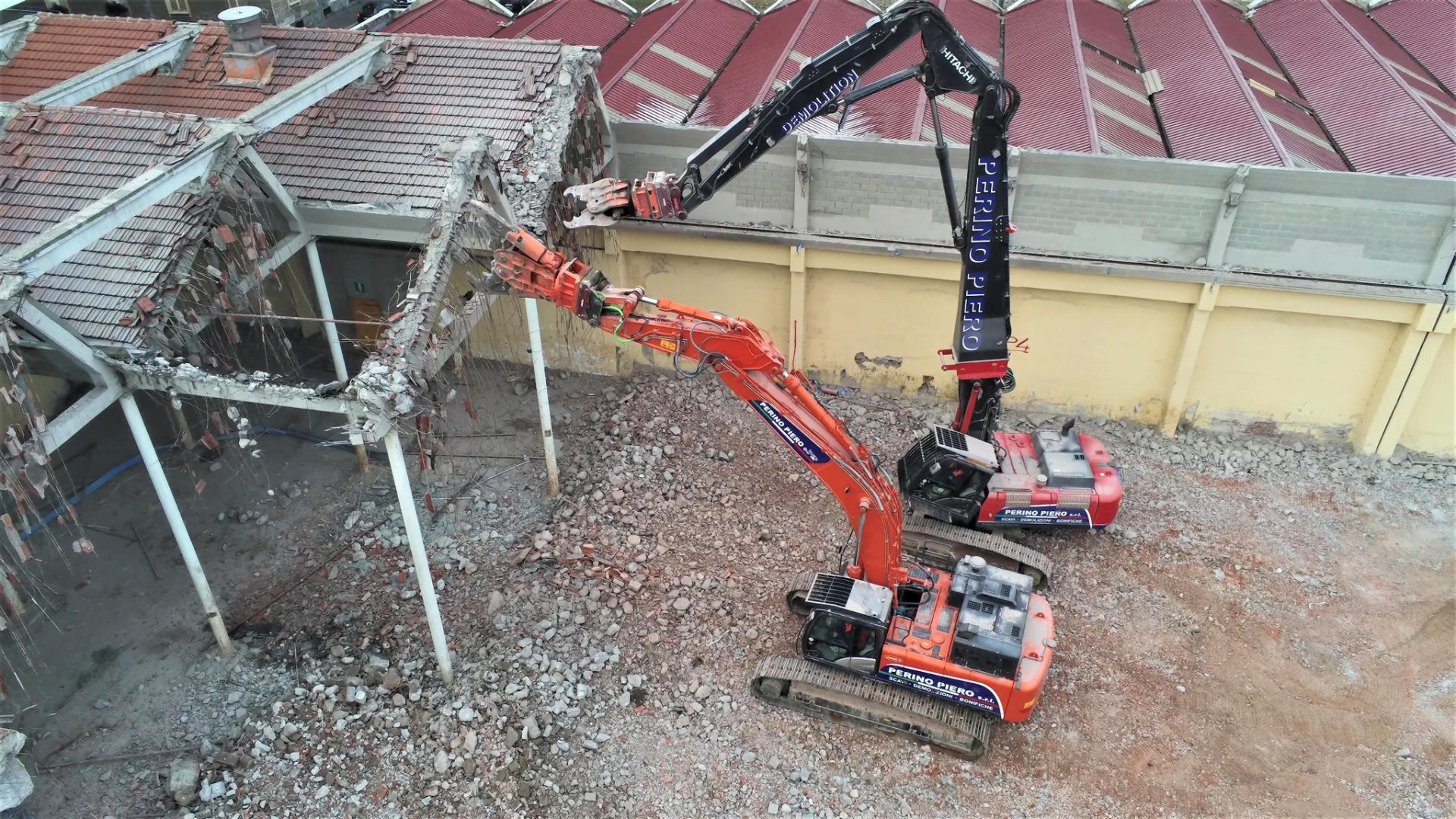 Due macchine Hitachi della Perino in piena azione con il KMC400 dotato di braccio da demolizione