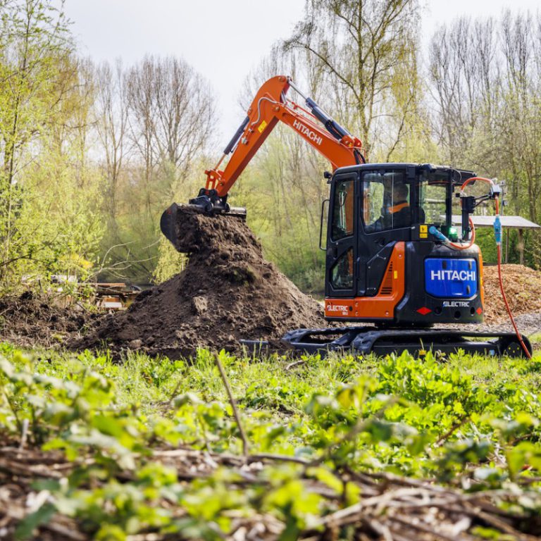 Il miniescavatore Hitachi ZX55U6-EB è di fatto una macchina unica sul mercato