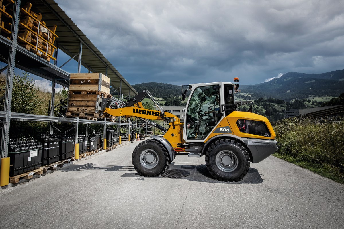 L'uso con le forche è agevolato dall'impianto idraulico Liebherr